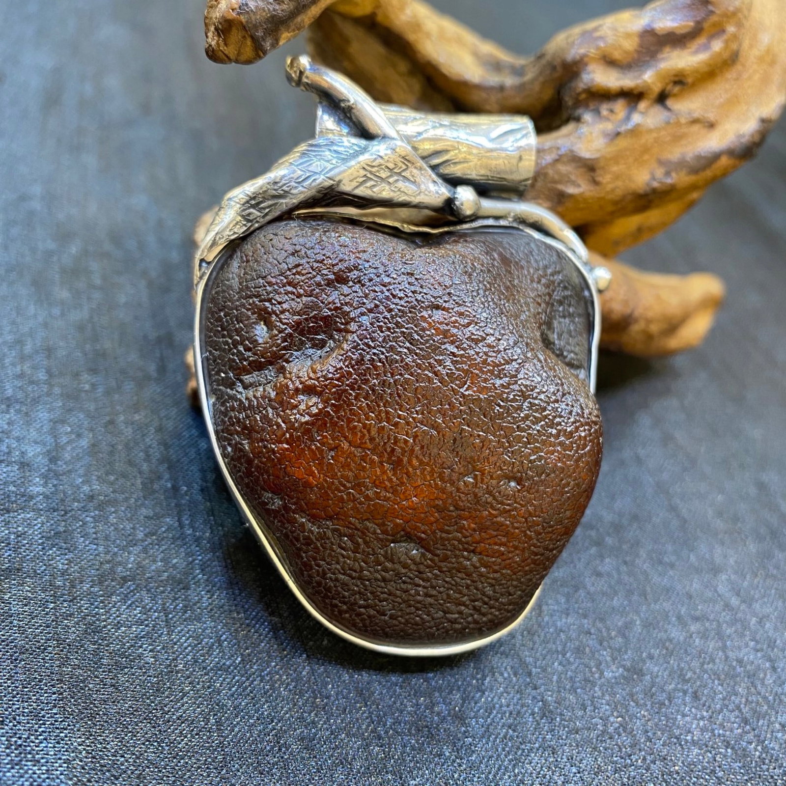 An Exquisite Beeswax Inlaid Silver Necklace: An Exquisite Beeswax Inlaid Silver Necklace,Size:2in,Weight:34.4g 蜜蜡镶银项链