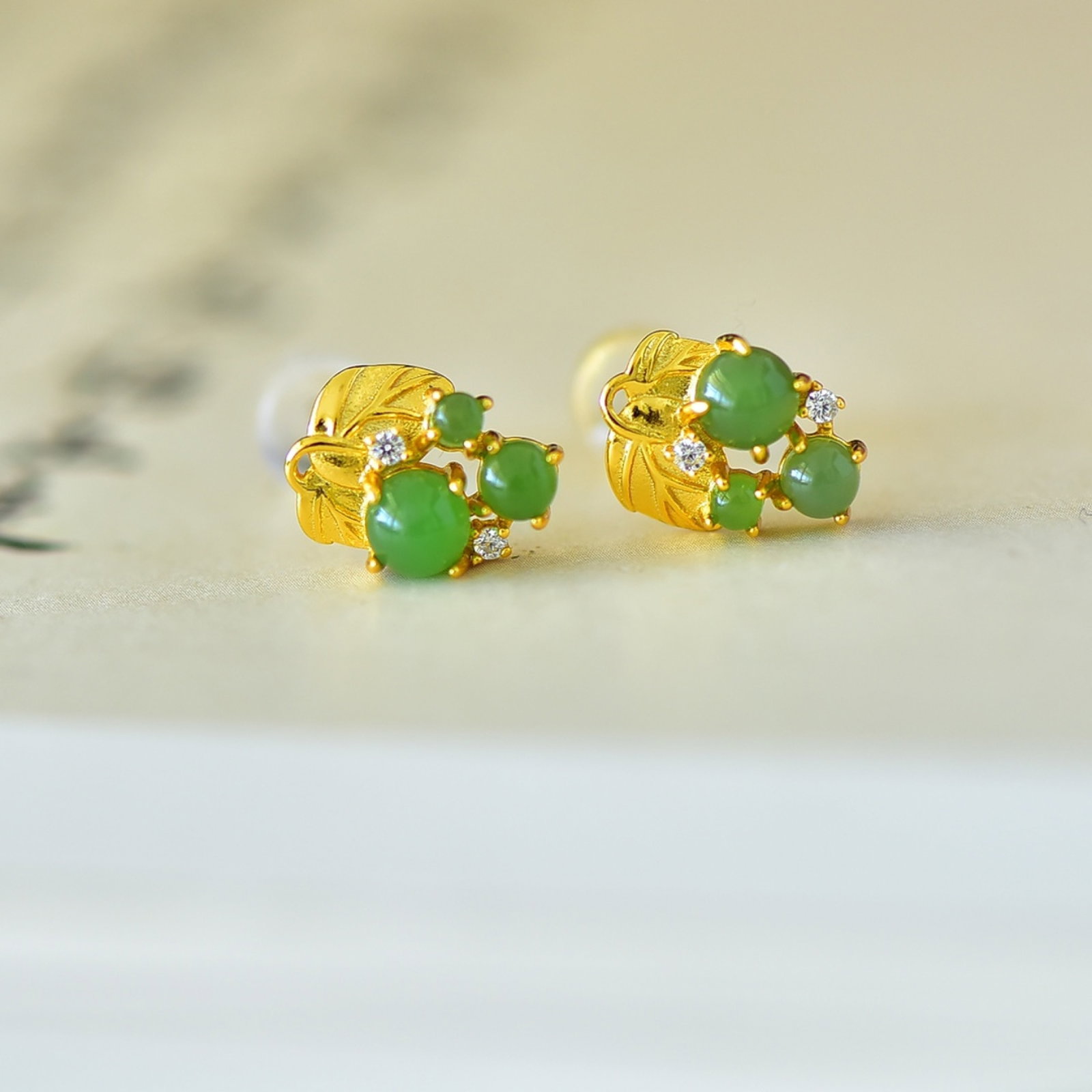 A Pair of Exquisite Sterling Silver-Gold Plated Inlaid Jasper Earrings: A Pair of Exquisite Sterling Silver-Gold Plated Inlaid Jasper Earrings,Size:0.2inx0.2in 一对纯银镀金镶碧玉耳环