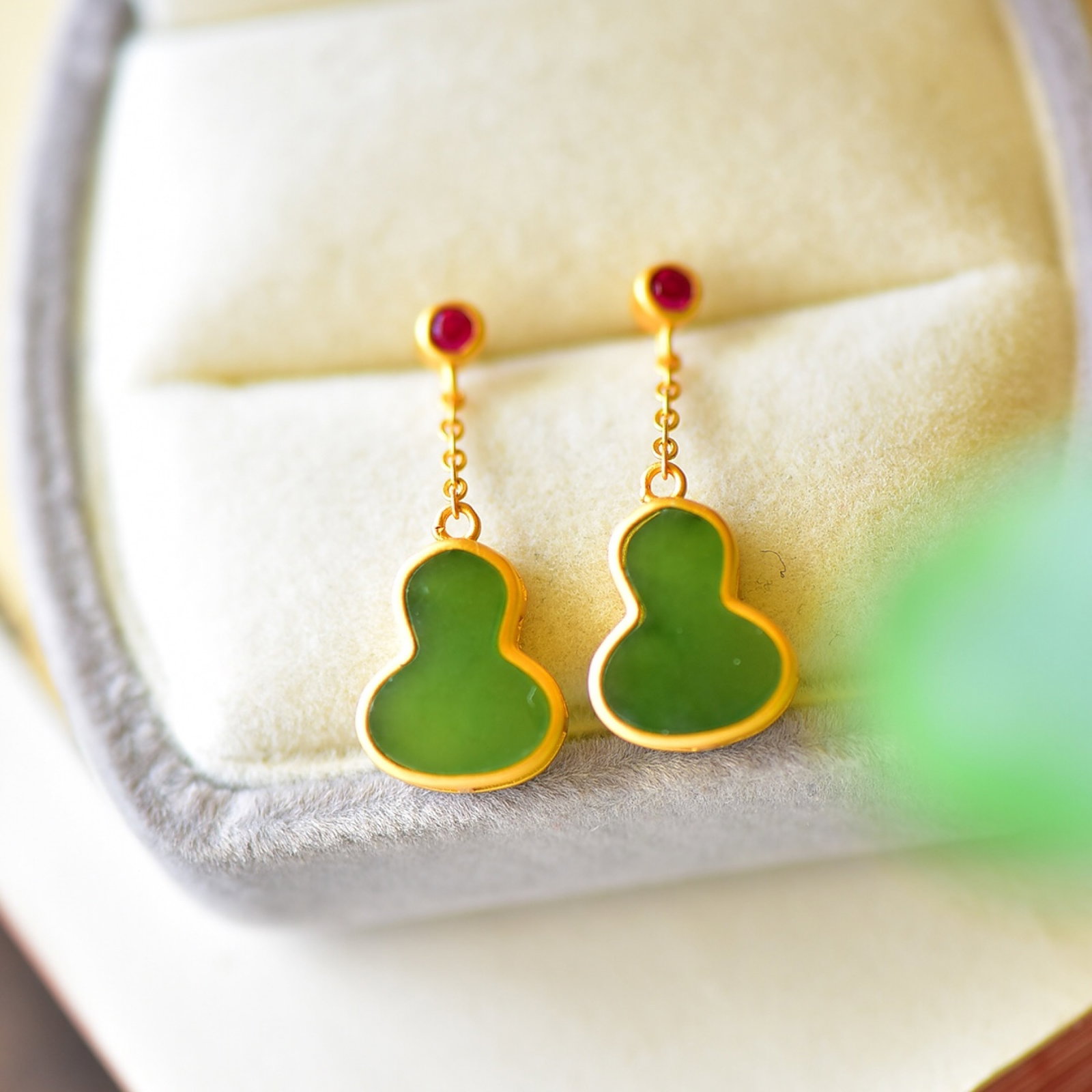 A Pair of Exquisite Sterling Silver-Gold Plated Inlaid Jasper Earrings: A Pair of Exquisite Sterling Silver-Gold Plated Inlaid Jasper Earrings,Size:0.5inx1.2in 一对纯银镀金镶碧玉耳环