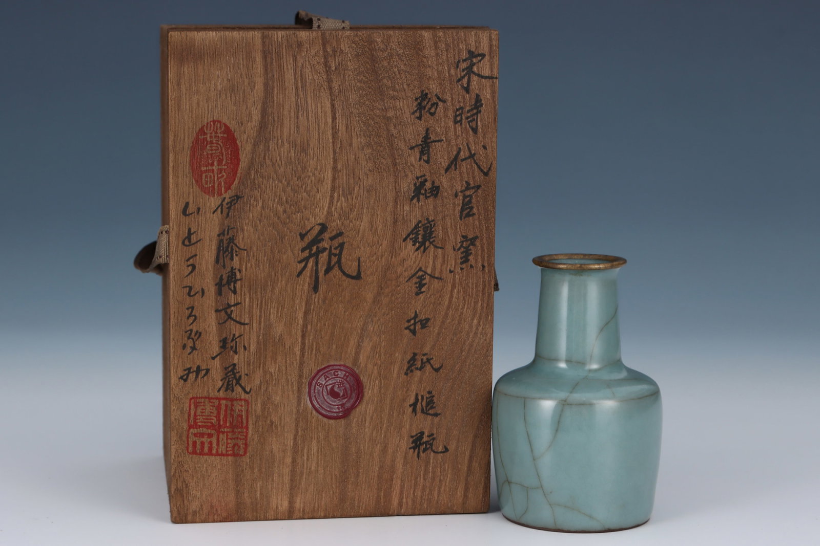 An Exquisite Guan yao Celadon Glazed Cover with Gold Vase,with an Imperial Poem by Emperor Qianlong: An Exquisite Guan yao Celadon Glazed Cover with Gold Vase,with an Imperial Poem by Emperor Qianlong,Song Dynasty,China,Size:4.2inx2.7in