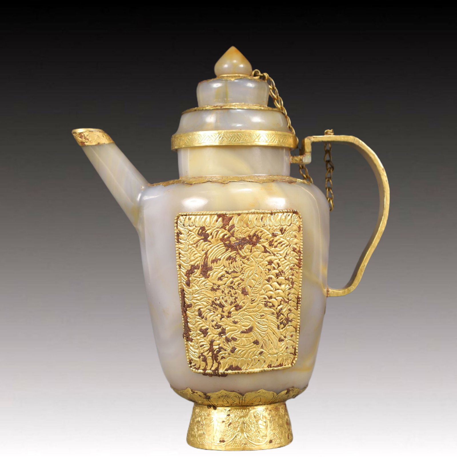 An Exquisite Agate Cover with Gold Dragon Pattern Ewer: An Exquisite Agate Cover with Gold Dragon Pattern Ewer,Qing Dynasty, China,Size:6.7inx3.9inx8.7in,Weight:550g 玛瑙包金龙纹执壶，中国&#