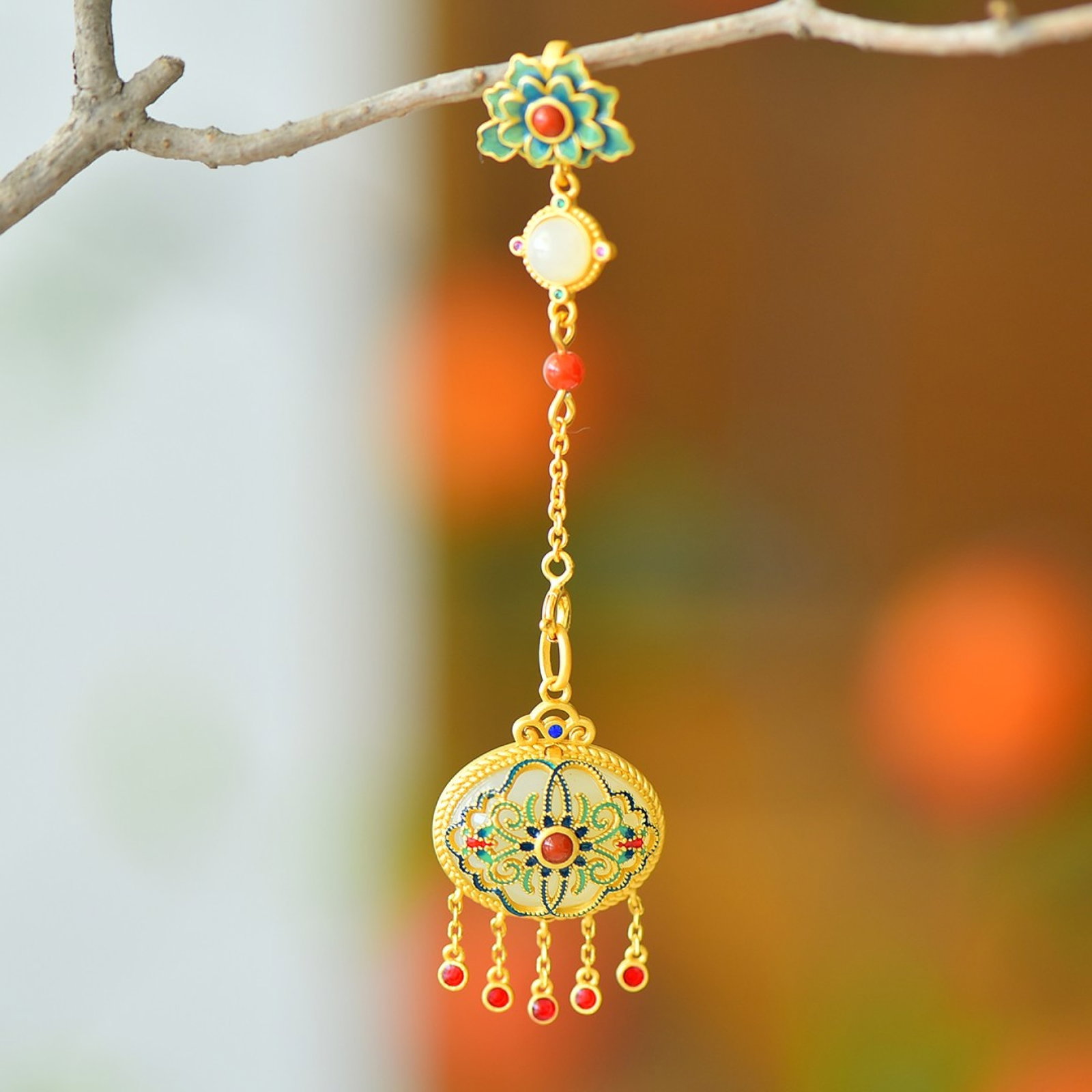 An Exquisite Sterling Silver-Gold Plated Inlaid White Jade Pendant: An Exquisite Sterling Silver-Gold Plated Inlaid White Jade Pendant,Size:0.6inx0.8in 纯银镀金镶白玉吊坠