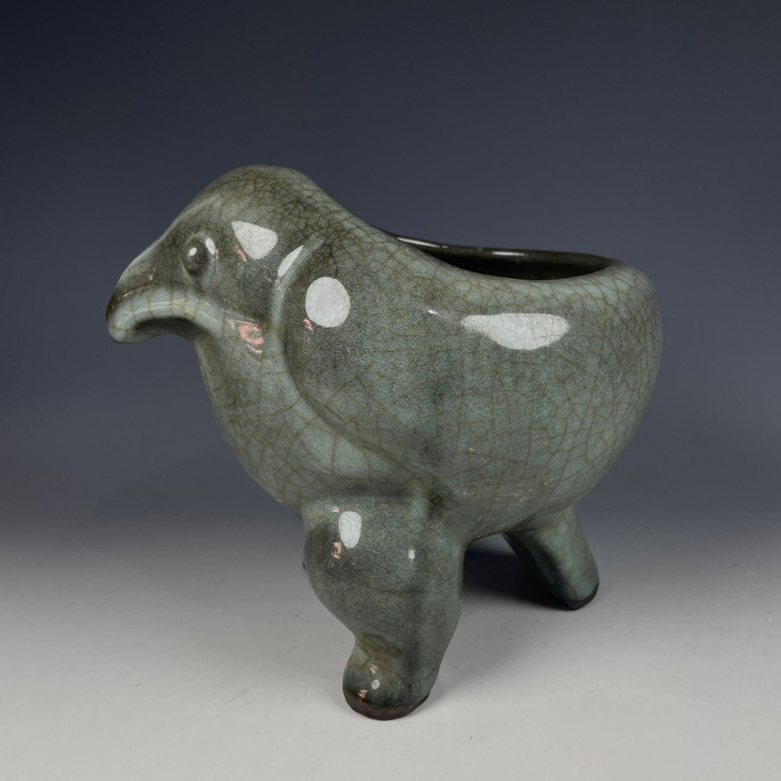 An Exquisite Guan yao Eagle Tripod Brush Washer: An Exquisite Guan yao Eagle Tripod Brush Washer,Song Dynasty,China,Size:6.3inx7.1in 官窑鹰三足笔洗,中国宋代