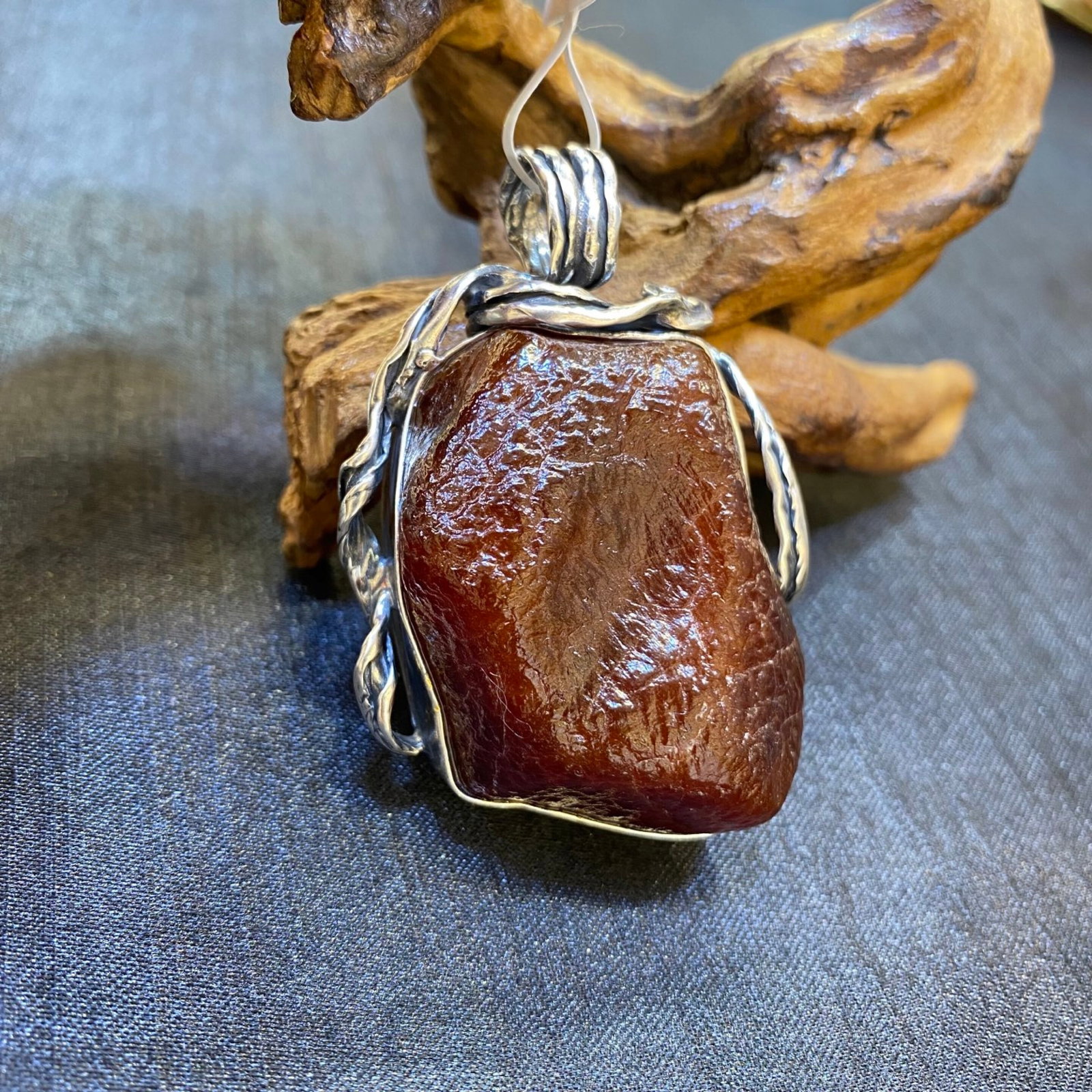 An Exquisite Beeswax Inlaid Silver Necklace: An Exquisite Beeswax Inlaid Silver Necklace,Size:1.7in,Weight:33.4g 蜜蜡镶银项链