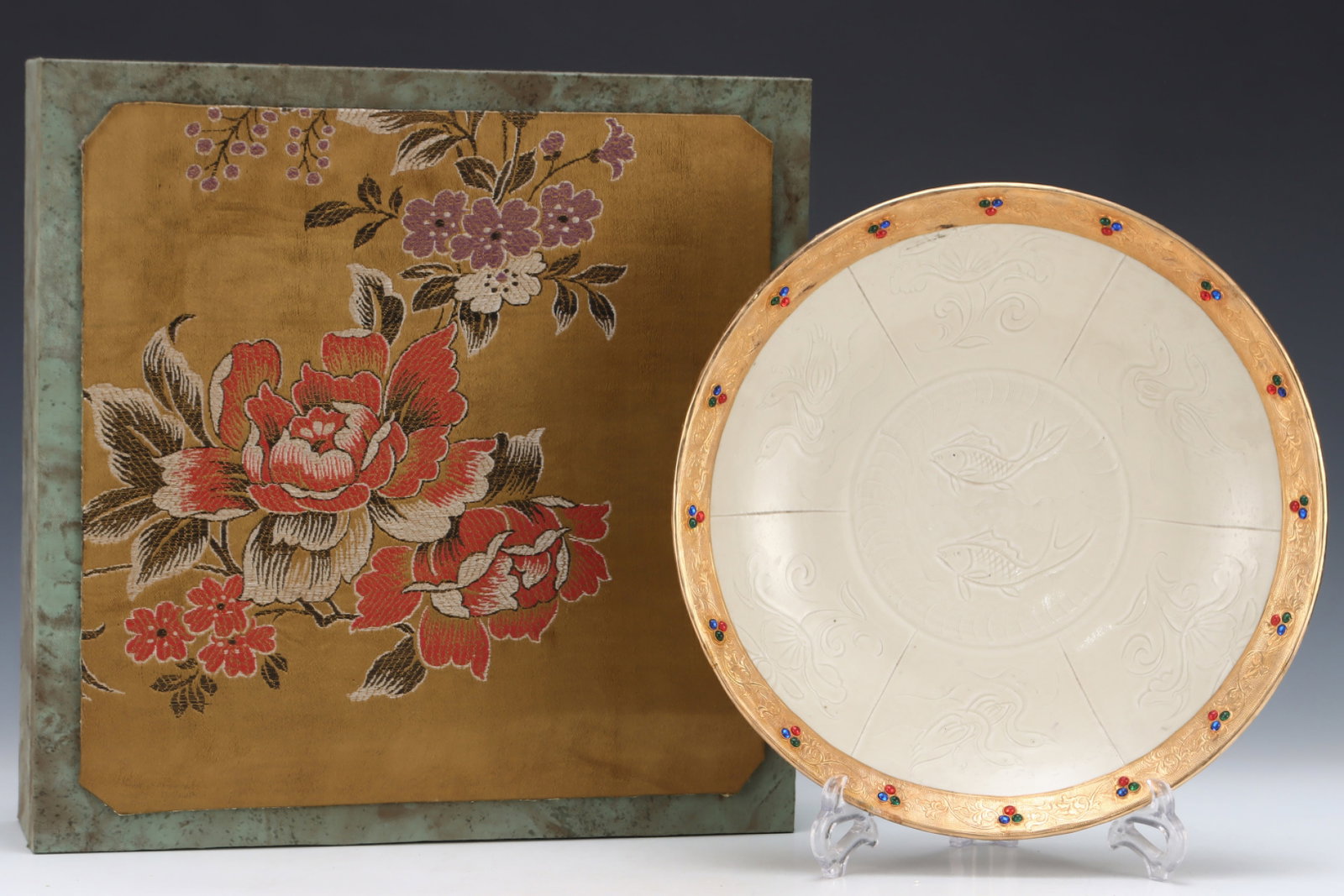 An Exquisite Ding yao Cover with Gold Flower Pattern Plate,Inlaid Gems: An Exquisite Ding yao Cover with Gold Flower Pattern Plate,Inlaid Gems,Song Dynasty,China,Size:2.4inx12.4in