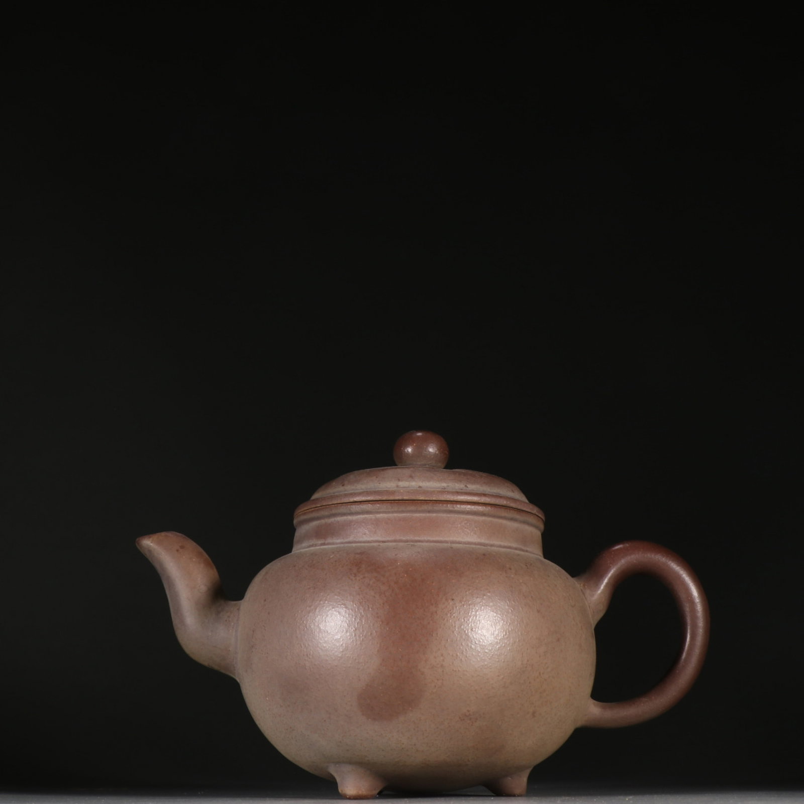 A Rare Purple Sands Tripod Teapot: A Rare Purple Sands Tripod Teapot,Qing Dynasty,China,Shi Dabin Mark,Size:5.5inx8in 紫砂三足茶壶,中国清代,时大彬款