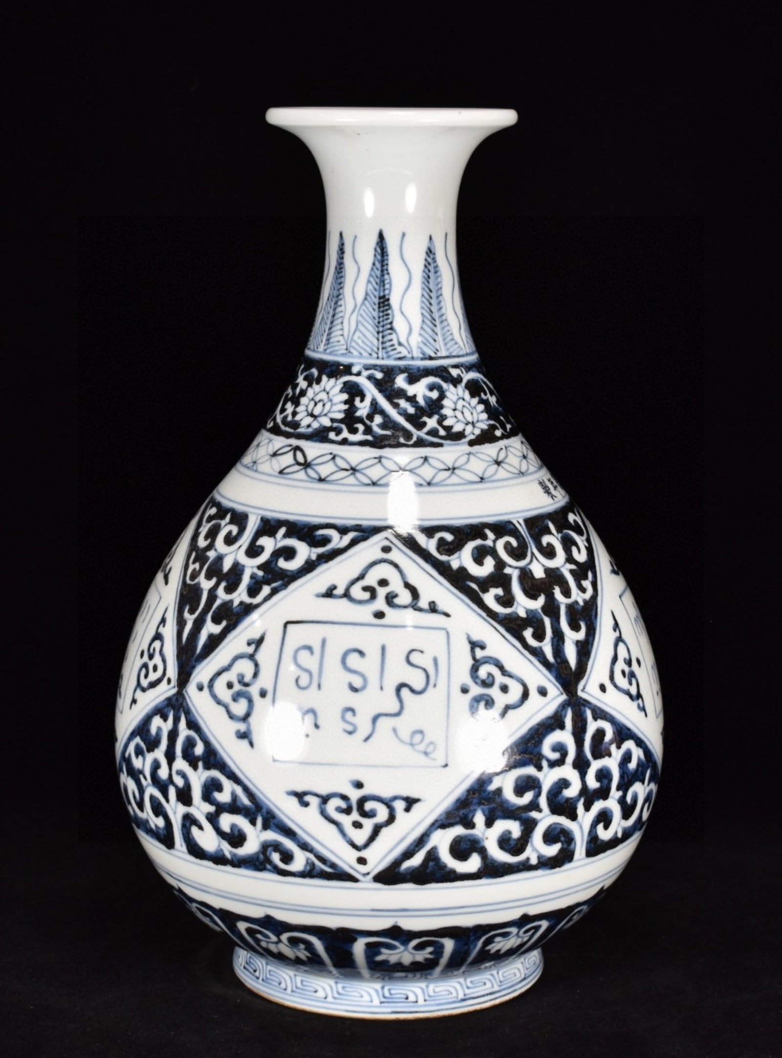 A Rare Blue and White Auspicious Cloud Pattern Vase - 4