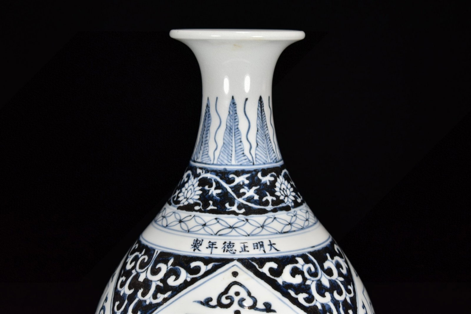 A Rare Blue and White Auspicious Cloud Pattern Vase - 5