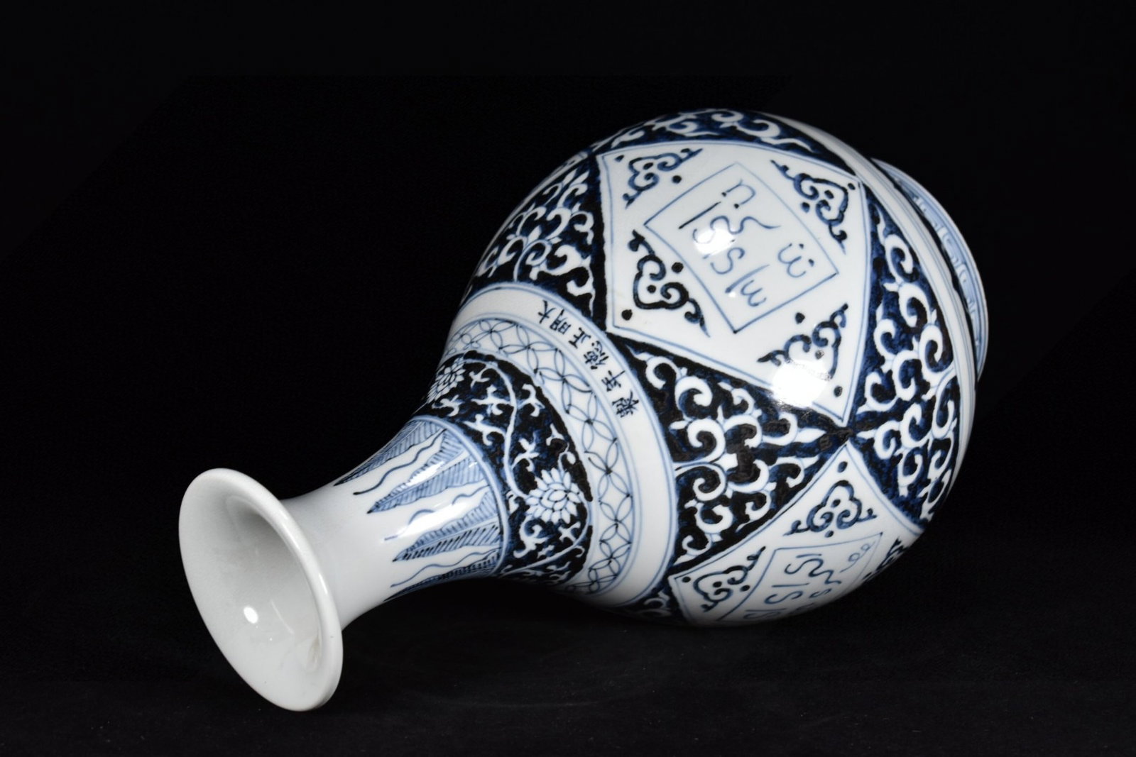 A Rare Blue and White Auspicious Cloud Pattern Vase - 7
