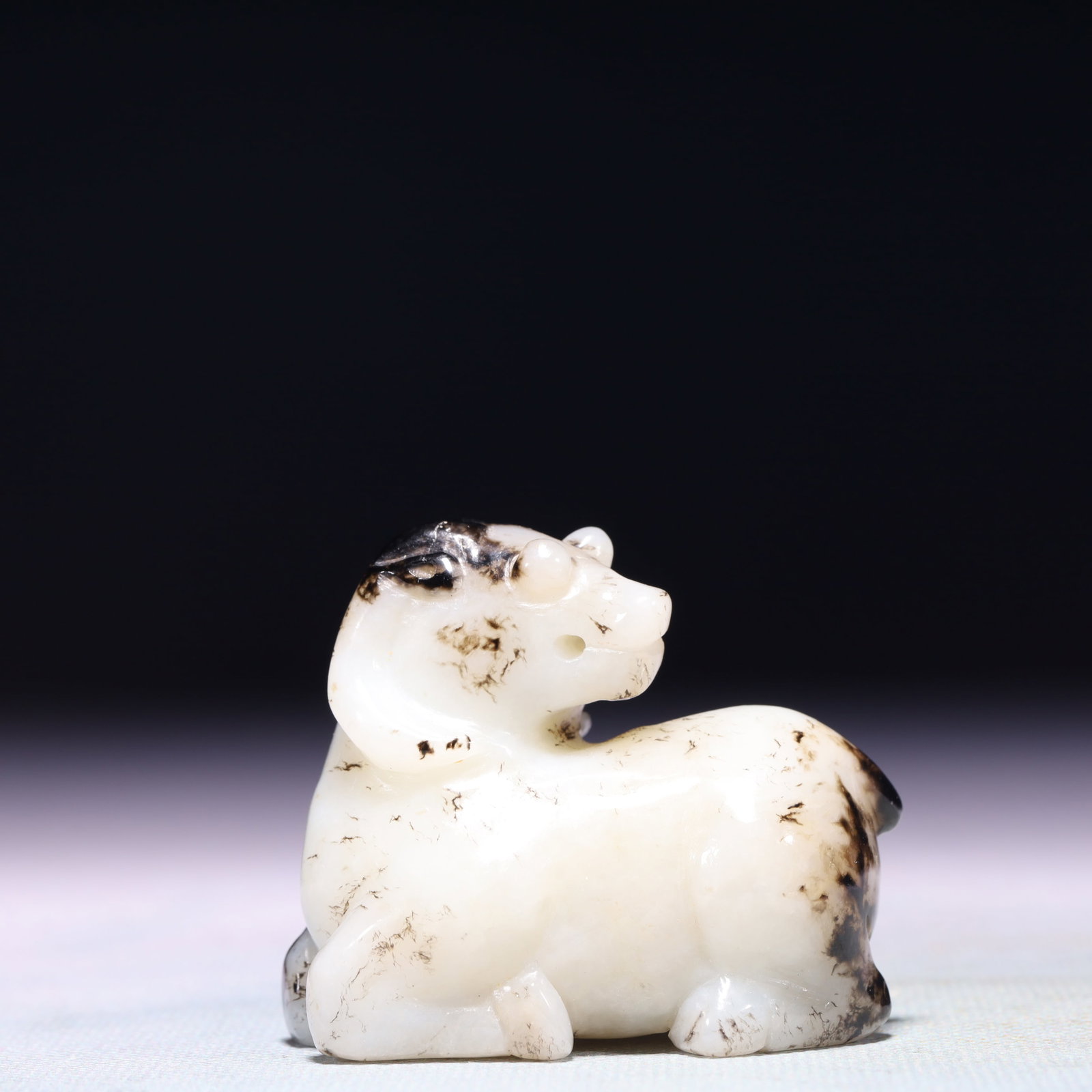 An Exquisite White Jade Beast Ornament: An Exquisite White Jade Beast Ornament,Qing Dynasty,China,Size:2.2inx1.2inx1.8in,Weight:120g 白玉兽摆件,中国清代