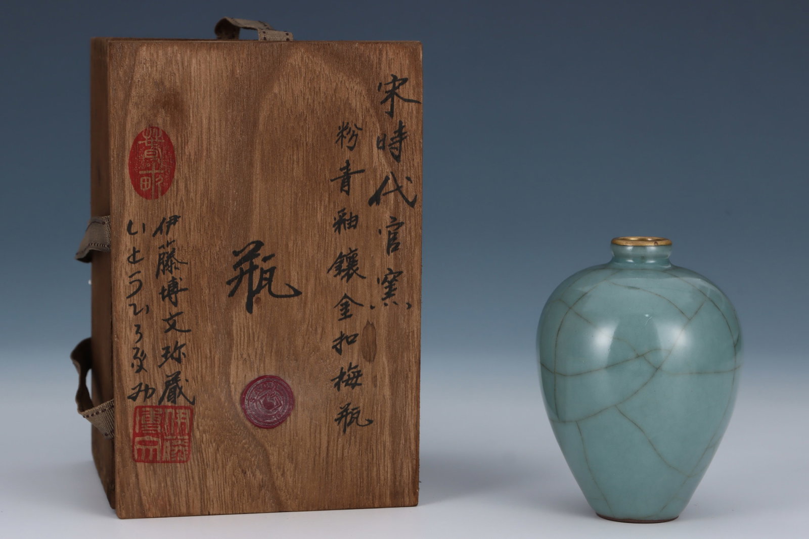 An Exquisite Guan yao Celadon Glazed Cover with Gold Vase: An Exquisite Guan yao Celadon Glazed Cover with Gold Vase,Song Dynasty,China,Royal Court Mark,Size:4.7inx3.3in