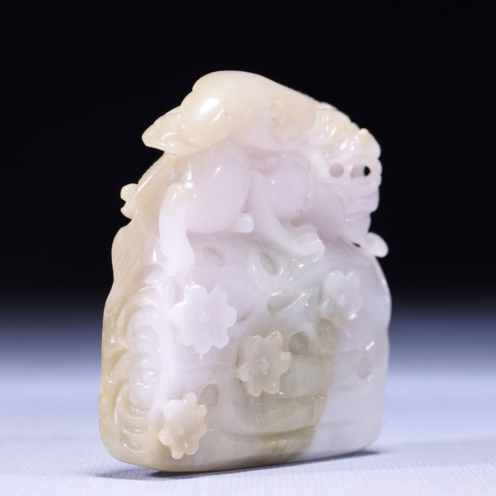 An Exquisite Jadeite Beast Pattern Pendant - 3
