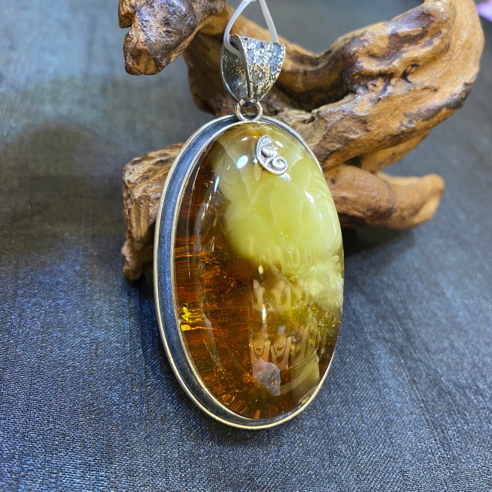 An Exquisite Beeswax Inlaid Silver Necklace: An Exquisite Beeswax Inlaid Silver Necklace,Size:1.5in,Weight:37.2g 蜜蜡镶银项链