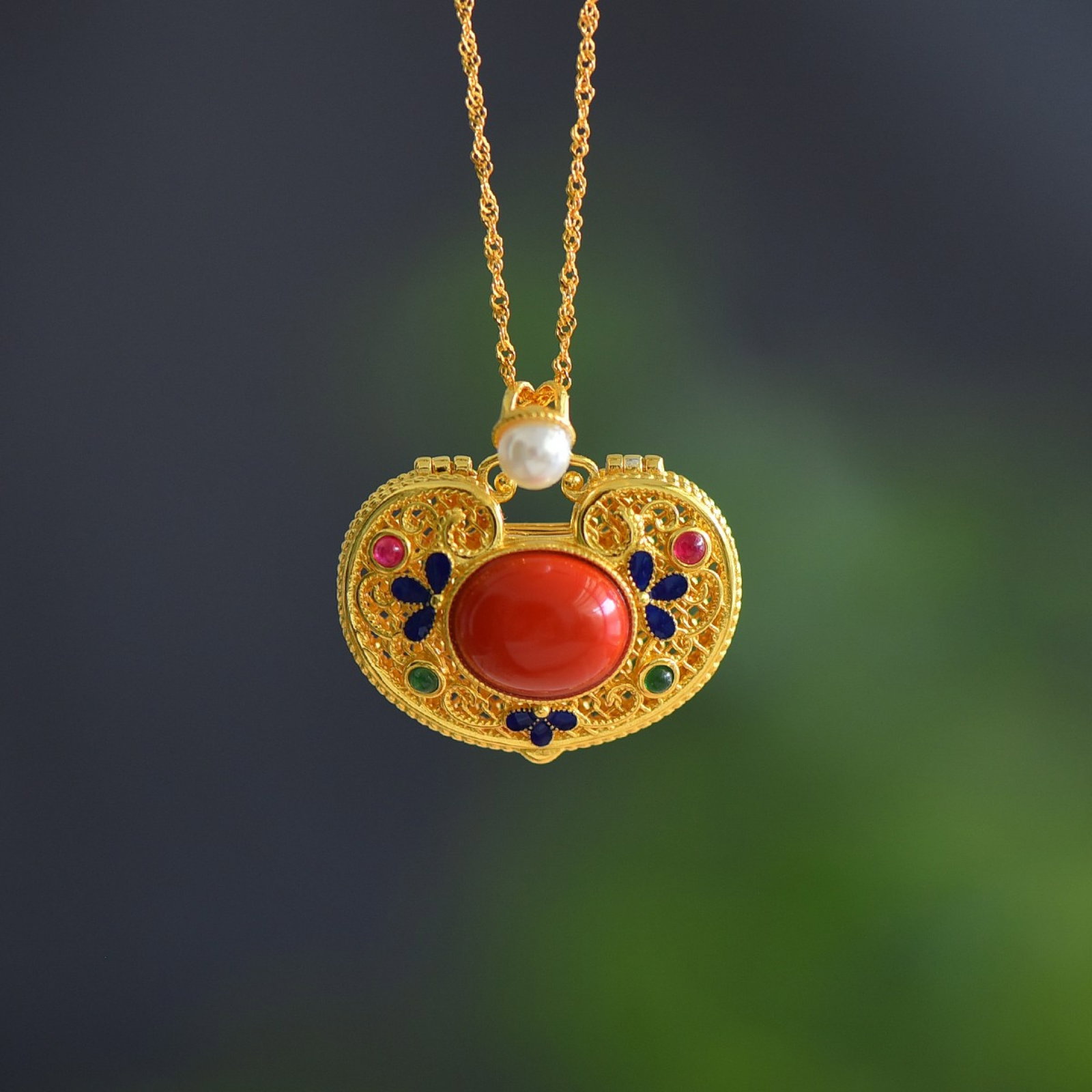 An Exquisite Sterling Silver-Gold Plated Inlaid Cinnabar Necklace,Inlaid Gems: An Exquisite Sterling Silver-Gold Plated Inlaid Cinnabar Necklace,Inlaid Gems,Size:0.4inx0.5in 纯银镀金镶朱砂项链,嵌宝石