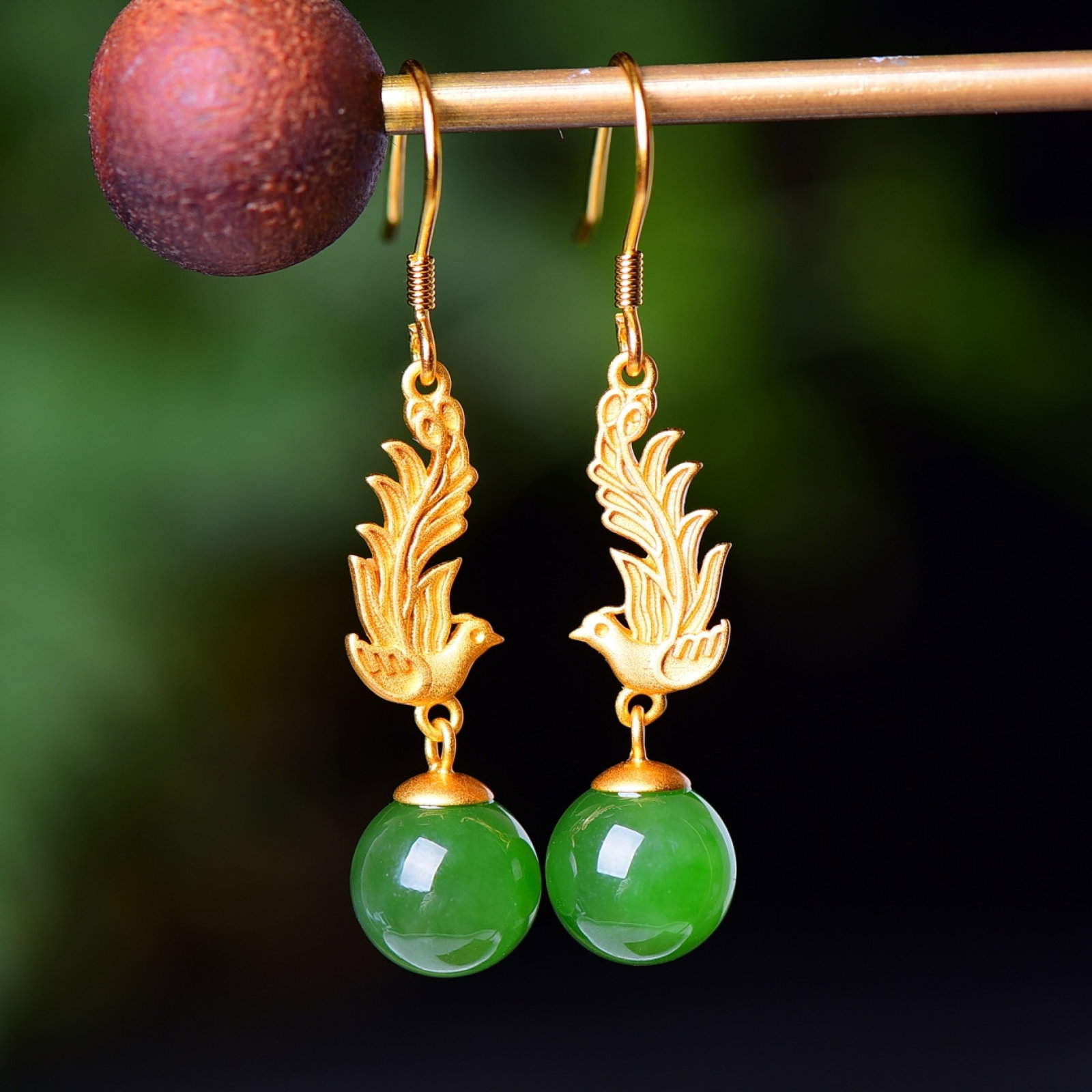 A Pair of Exquisite Sterling Silver-Gold Plated Inlaid Jasper Earrings: A Pair of Exquisite Sterling Silver-Gold Plated Inlaid Jasper Earrings,Size:0.4inx0.4in 一对纯银镀金镶碧玉耳环