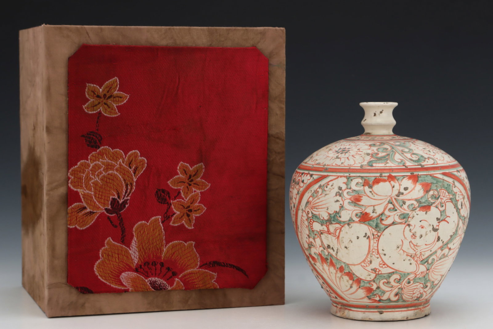 An Exquisite Cizhou yao Red-and-Green Glazed Figure Pattern Vase: An Exquisite Cizhou yao Red-and-Green Glazed Figure Pattern Vase,Song Dynasty,China,Size:8.2inx7.1in 磁州窑红绿彩人物纹瓶,中国&#