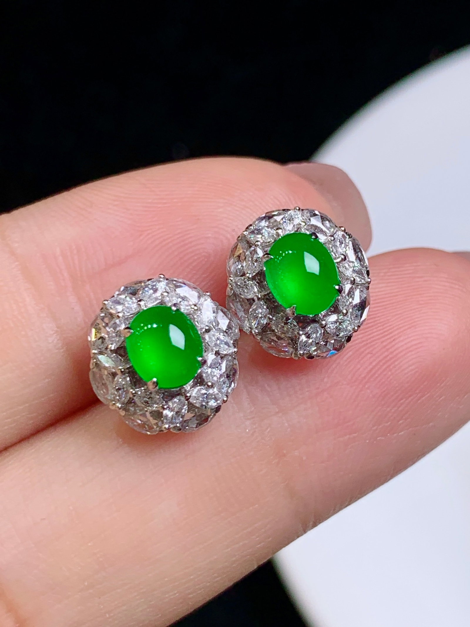 A Pair of Exquisite 18k Gold Diamond Inlaid Jadeite Earrings: A Pair of Exquisite 18k Gold Diamond Inlaid Jadeite Earrings,Size(Loose Stone):0.2inx0.2in 一对18k金钻镶嵌翡翠耳钉