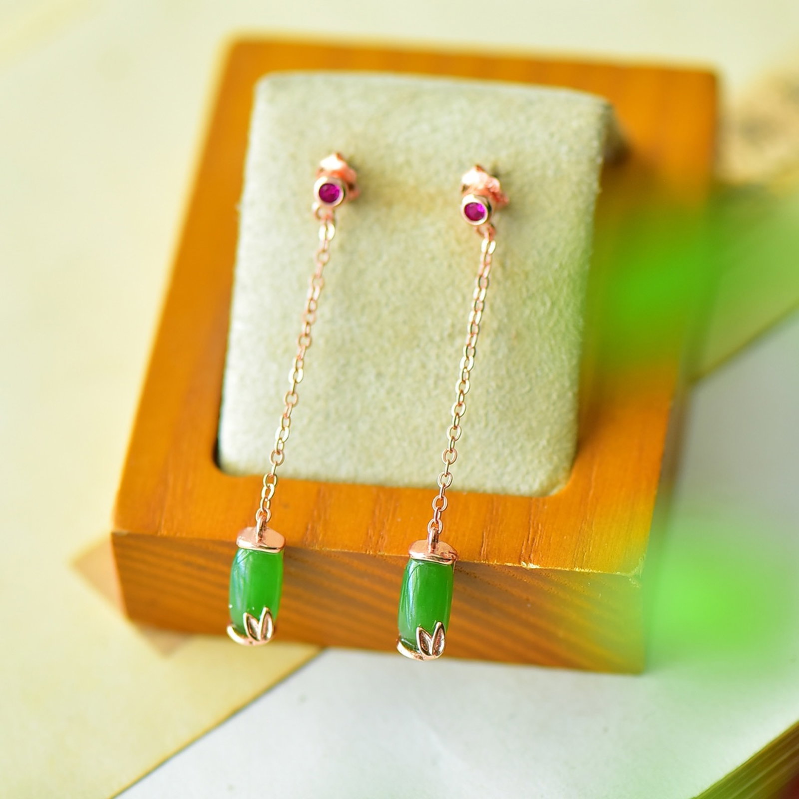 A Pair of Exquisite Sterling Silver-Gold Plated Inlaid Jasper Earrings: A Pair of Exquisite Sterling Silver-Gold Plated Inlaid Jasper Earrings,Size:0.2inx2in 一对纯银镀金镶碧玉耳环