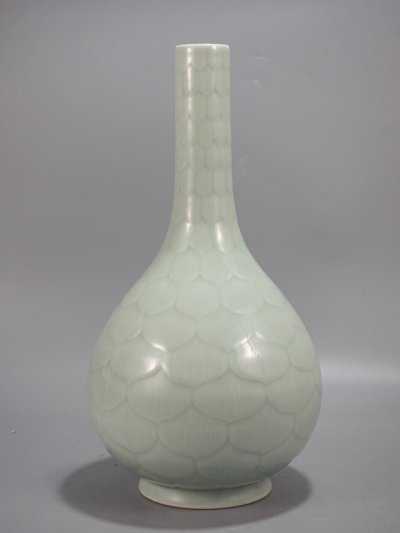 A Huge Celadon Glazed Vase: A Huge Celadon Glazed Vase,Qing Dynasty,China,Qianlong Six-character Mark,Size:16.5inx8.3in 粉青釉瓶,中国清代,乾隆六字款