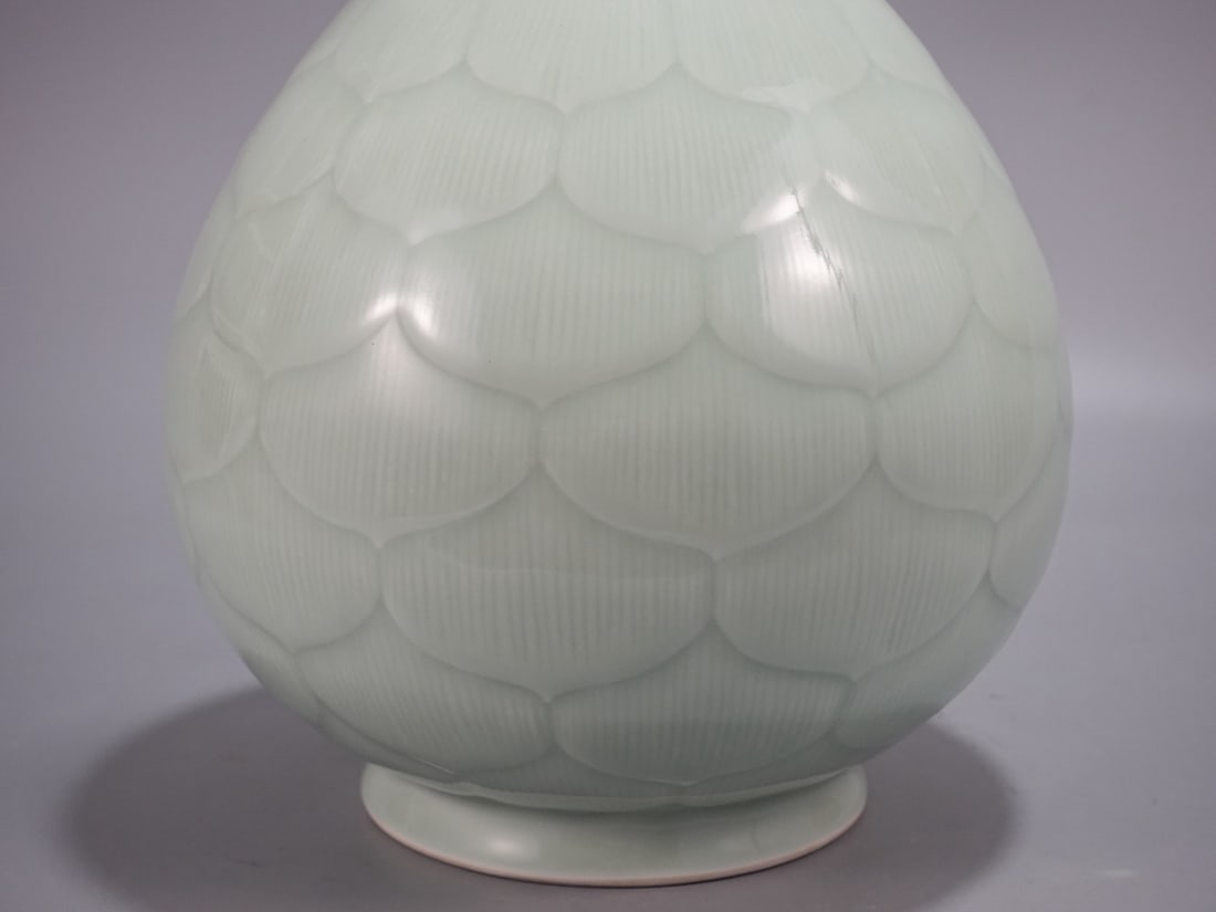 A Huge Celadon Glazed Vase - 4
