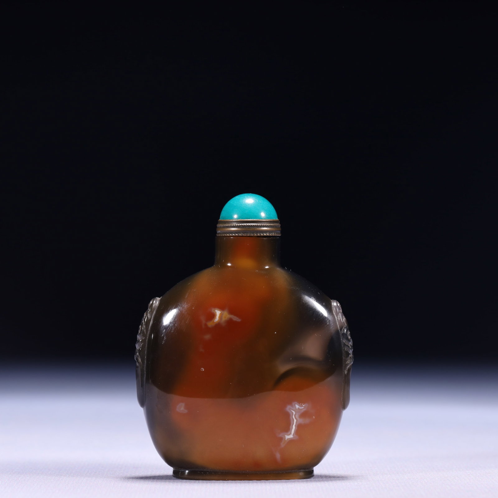 An Exquisite Agate Snuff Bottle: An Exquisite Agate Snuff Bottle,Qing Dynasty,China,Size:2.4inx0.8inx3in,Weight:88g 玛瑙鼻烟壶,中国清代