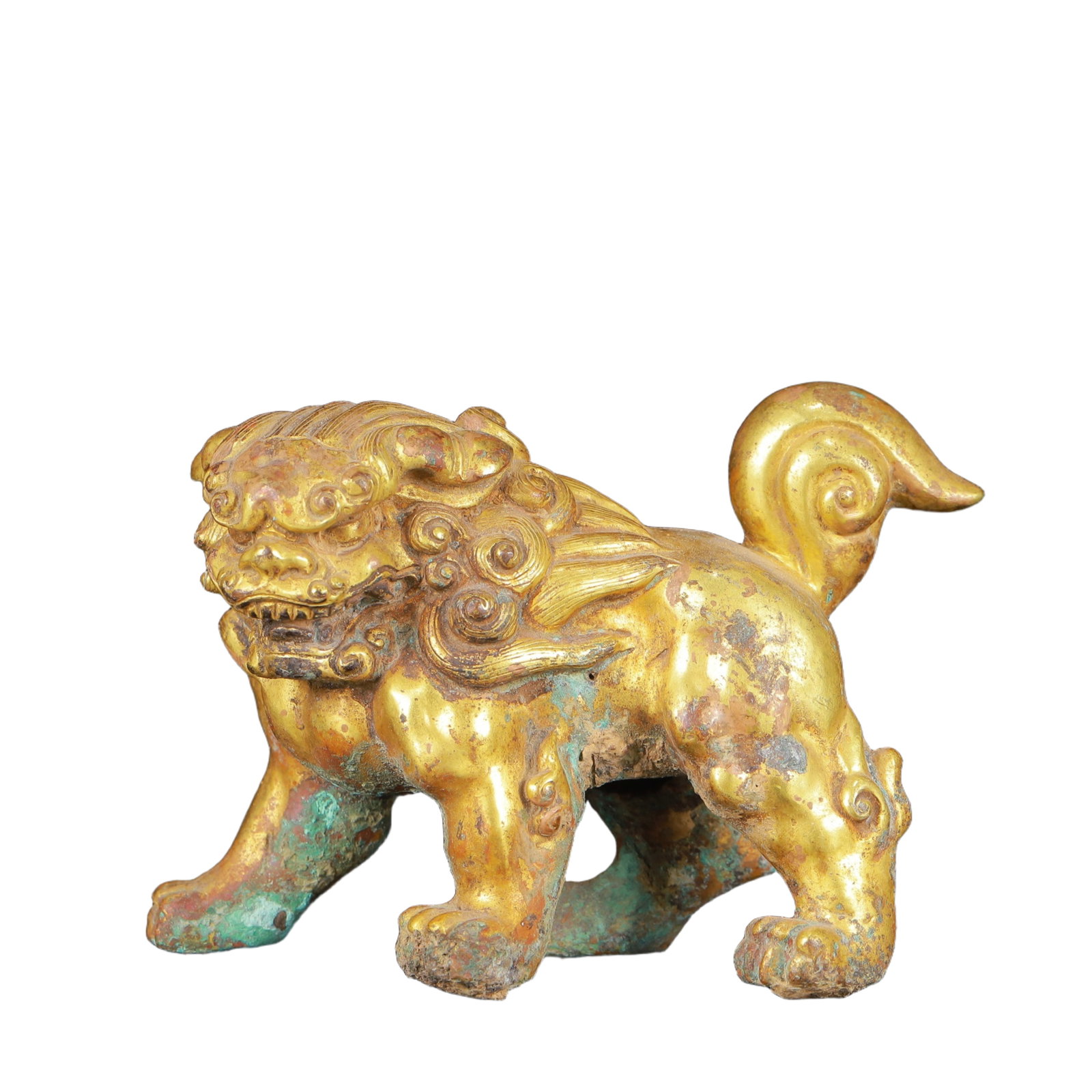 An Exquisite Gilt Bronze Lion Ornament: An Exquisite Gilt Bronze Lion Ornament,Qing Dynasty,China,Size:4.3inx2inx2.8in,Weight:450g 铜鎏金狮子摆件,中国清代