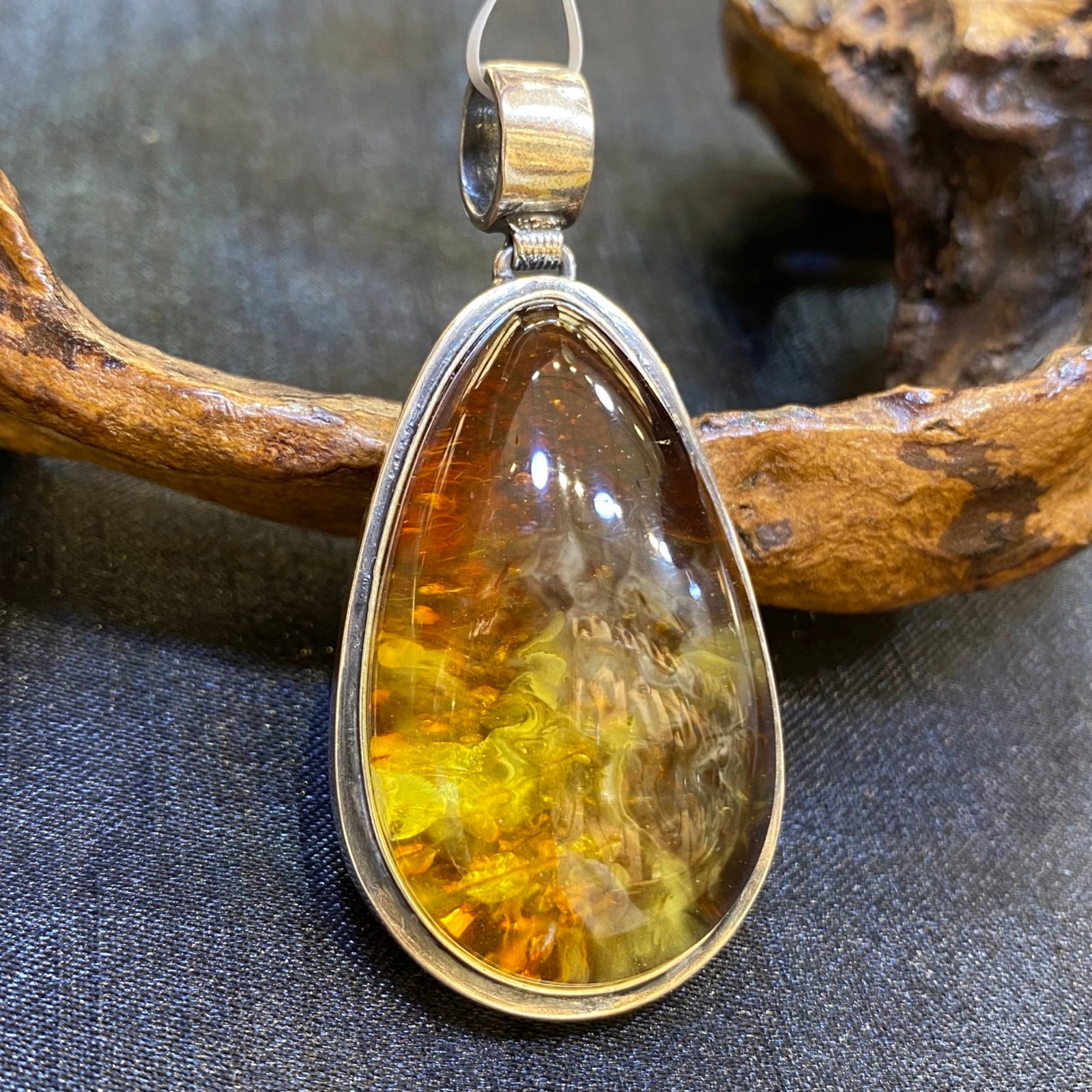 An Exquisite Beeswax Inlaid Silver Necklace: An Exquisite Beeswax Inlaid Silver Necklace,Size:1.1in,Weight:15.1g 蜜蜡镶银项链