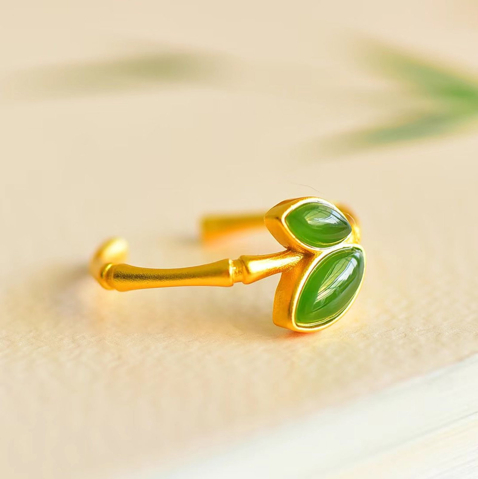 An Exquisite Sterling Silver-Gold Plated Inlaid Jasper Ring: An Exquisite Sterling Silver-Gold Plated Inlaid Jasper Ring 纯银镀金镶碧玉戒指