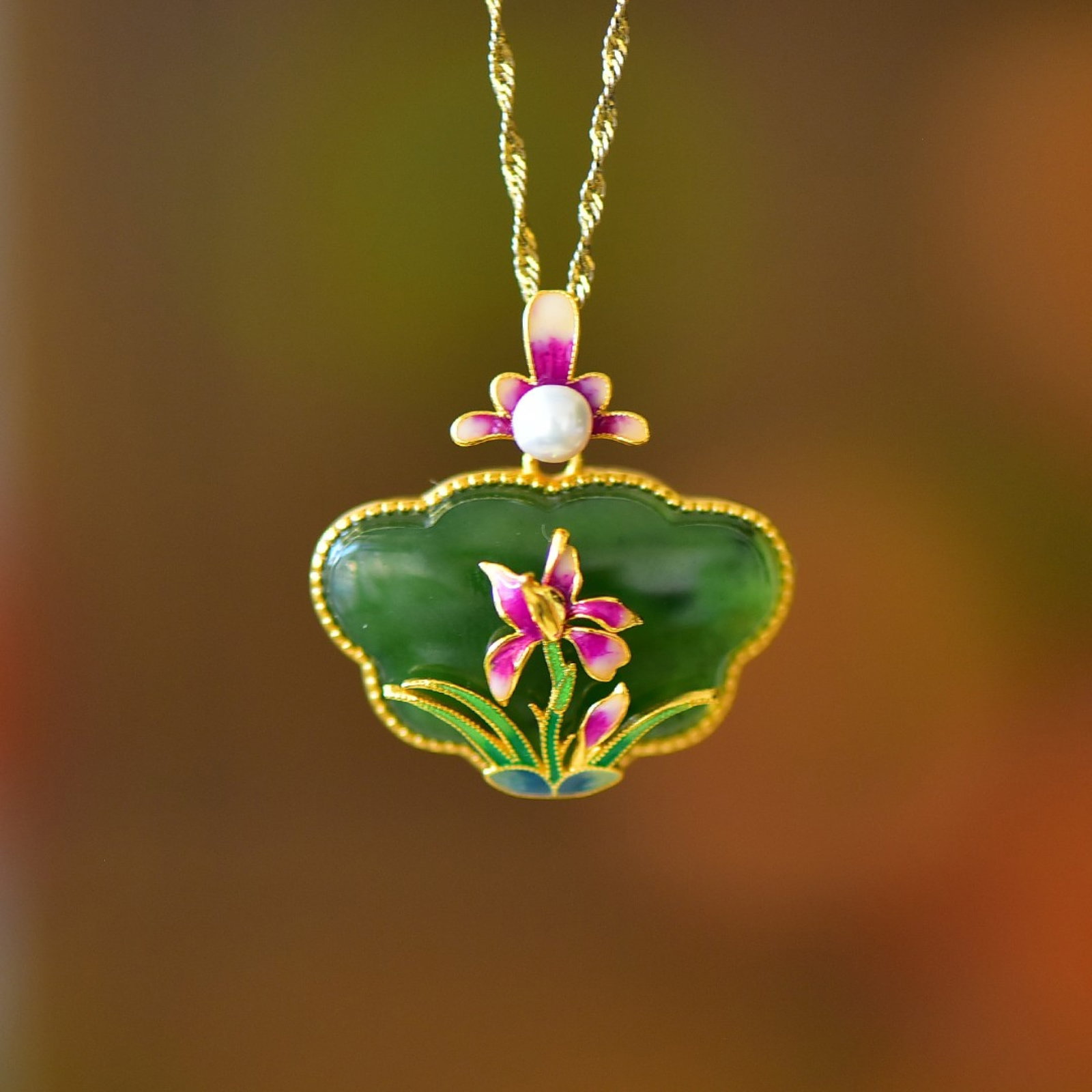 An Exquisite Sterling Silver-Gold Plated Inlaid Jasper Pendant: An Exquisite Sterling Silver-Gold Plated Inlaid Jasper Pendant 纯银镀金镶碧玉吊坠