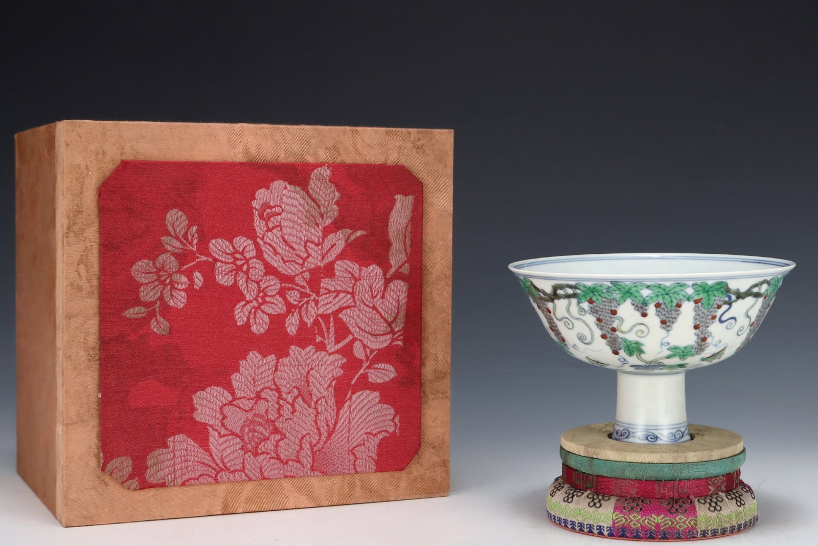 An Exquisite Doucai Grapes Pattern Stem Bowl: An Exquisite Doucai Grapes Pattern Stem Bowl,Ming Dynasty,China,Chenghua Six-character Mark,Size:4.1inx6.2in 斗彩葡萄纹高足碗,中国明&#