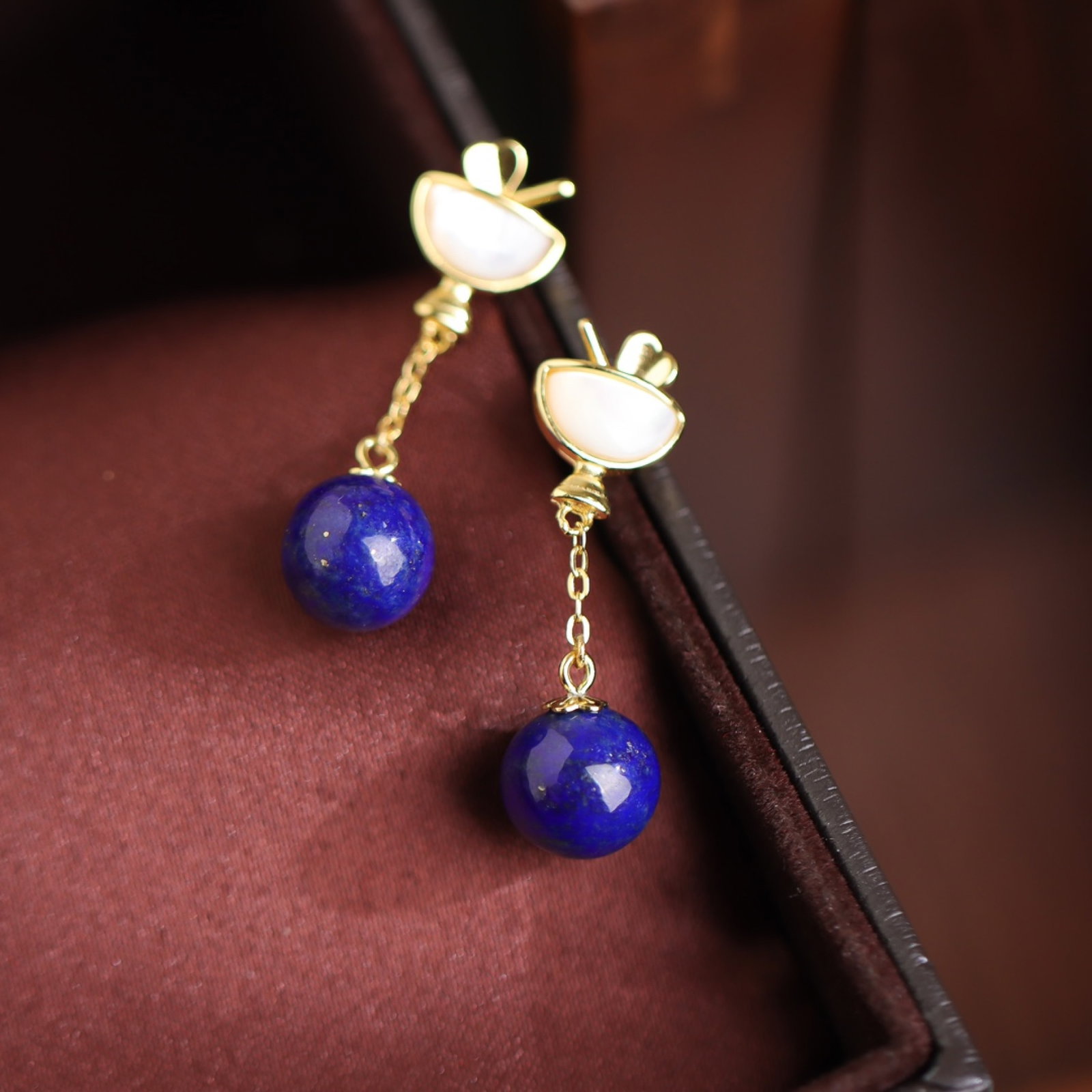 A Pair of Exquisite Sterling Silver-Gold Plated Inlaid Lapis Lazuli Earrings: A Pair of Exquisite Sterling Silver-Gold Plated Inlaid Lapis Lazuli Earrings 一对纯银镀金镶青金石耳环
