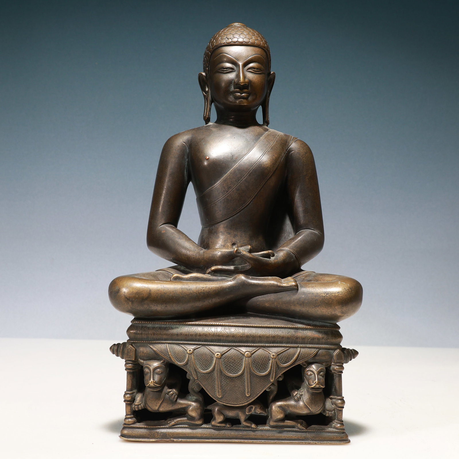 A Solemn Bronze Statue of Sakyamuni: A Solemn Bronze Statue of Sakyamuni,Qing Dynasty, China,Size:9.4inx5.5inx16.9in,Weight:7100g 铜如来像,中国清代
