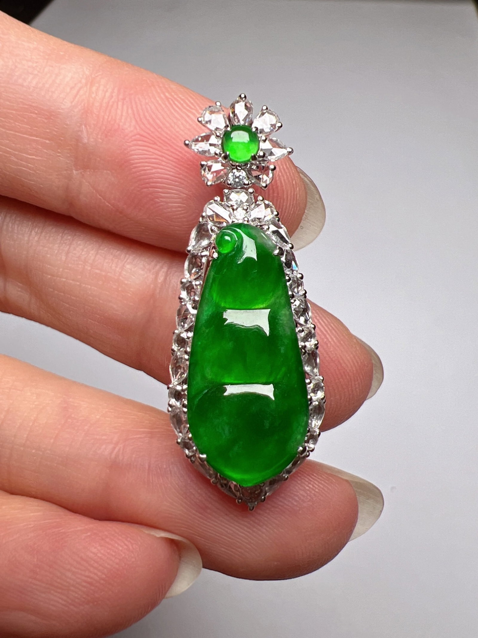 An Exquisite 18k Gold Diamond Inlaid Jadeite Pendant: An Exquisite 18k Gold Diamond Inlaid Jadeite Pendant,Size(Loose Stone):0.8inx0.4inx0.1in 18k金钻镶嵌翡翠吊坠