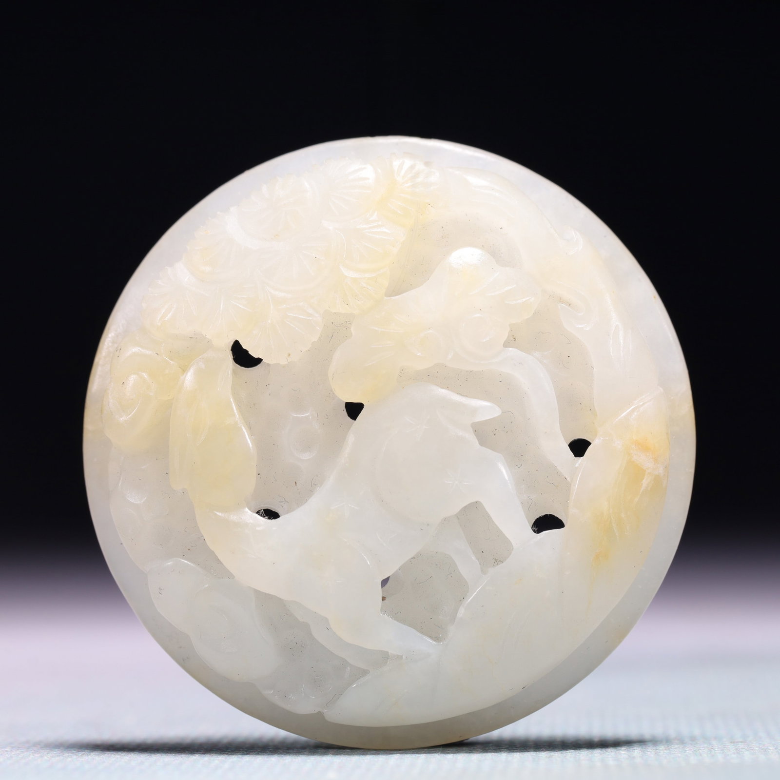 An Exquisite White Jade Deer Pattern Pendant: An Exquisite White Jade Deer Pattern Pendant,Qing Dynasty,China,Size:2inx0.4in,Weight:36.6g 白玉鹿纹挂件,中国清代