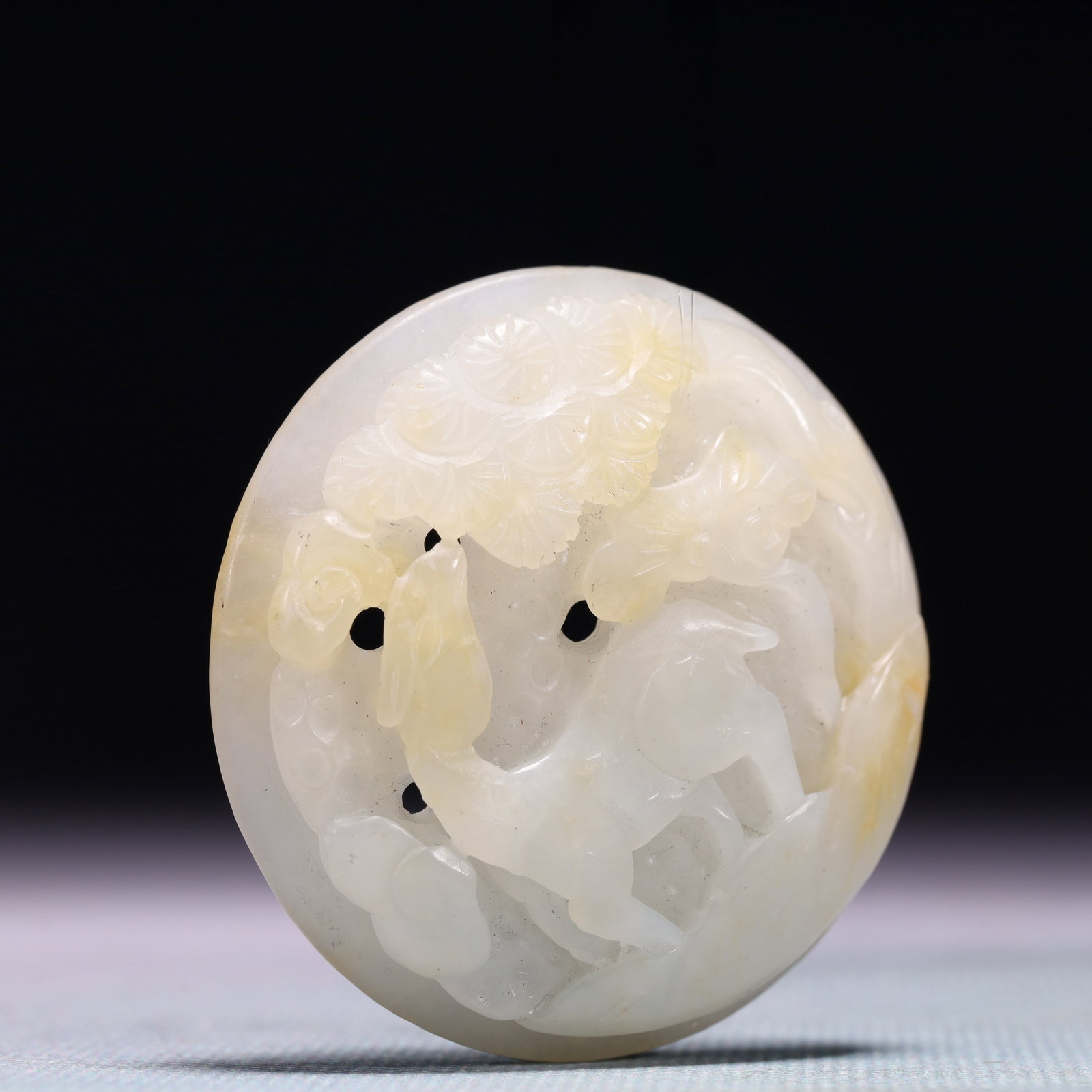 An Exquisite White Jade Deer Pattern Pendant - 3