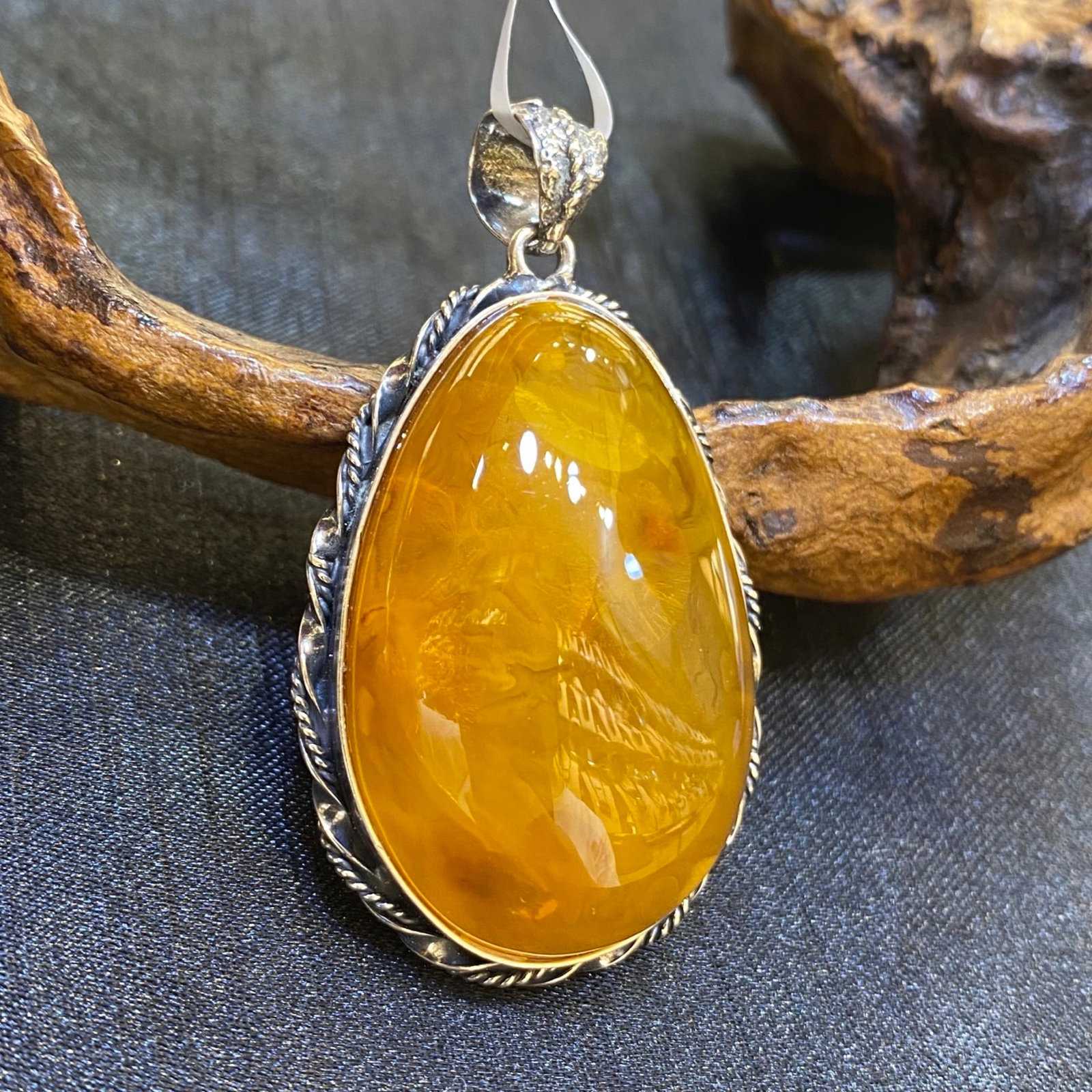 An Exquisite Beeswax Inlaid Silver Necklace: An Exquisite Beeswax Inlaid Silver Necklace,Size:1in,Weight:12.6g 蜜蜡镶银项链