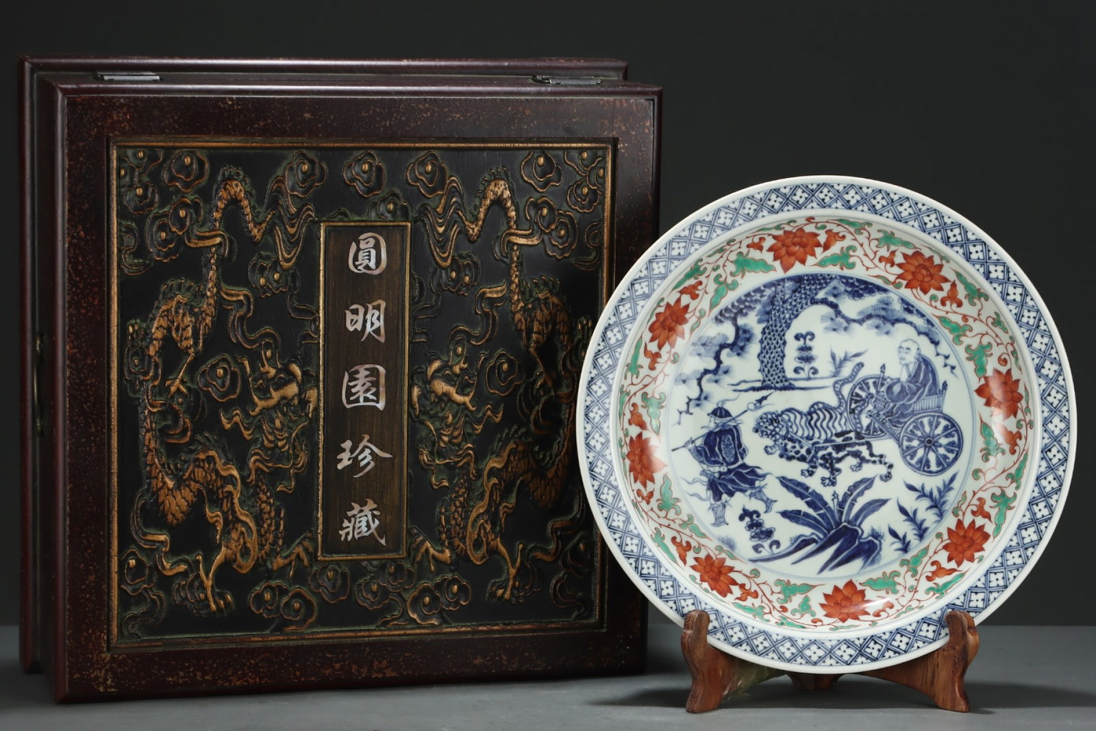 An Exquisite Blue and White Red-and-Green Glazed Character and Story Pattern Plate: An Exquisite Blue and White Red-and-Green Glazed Character and Story Pattern Plate,Yuan Dynasty,China,Size:2.8inx15in 青花红绿彩人物故事纹&#
