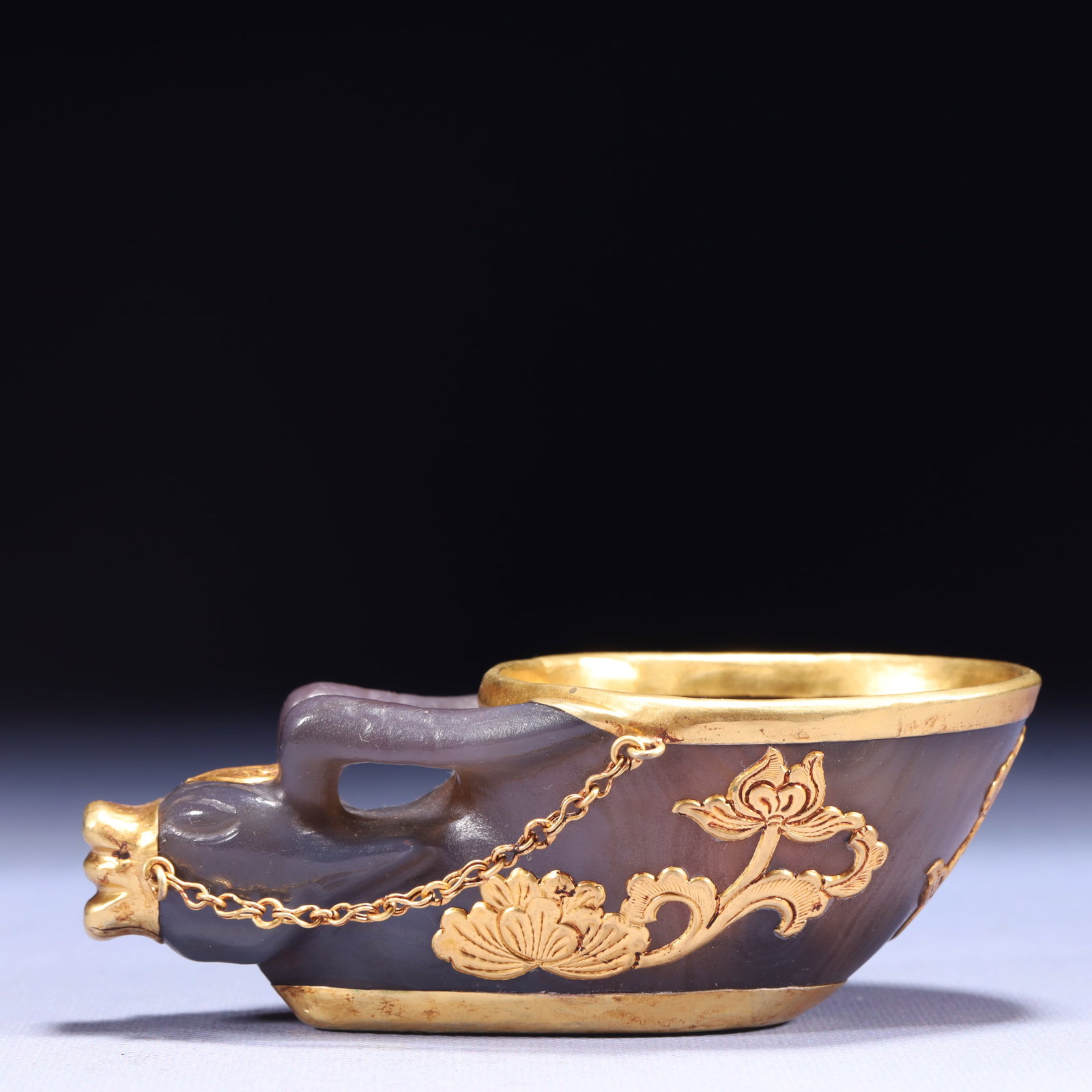 An Exquisite Agate Cover with Gold Flower Pattern Buffalo Cup: An Exquisite Agate Cover with Gold Flower Pattern Buffalo Cup,Qing Dynasty,China,Size:5.1inx2.6inx1.8in,Weight:253g