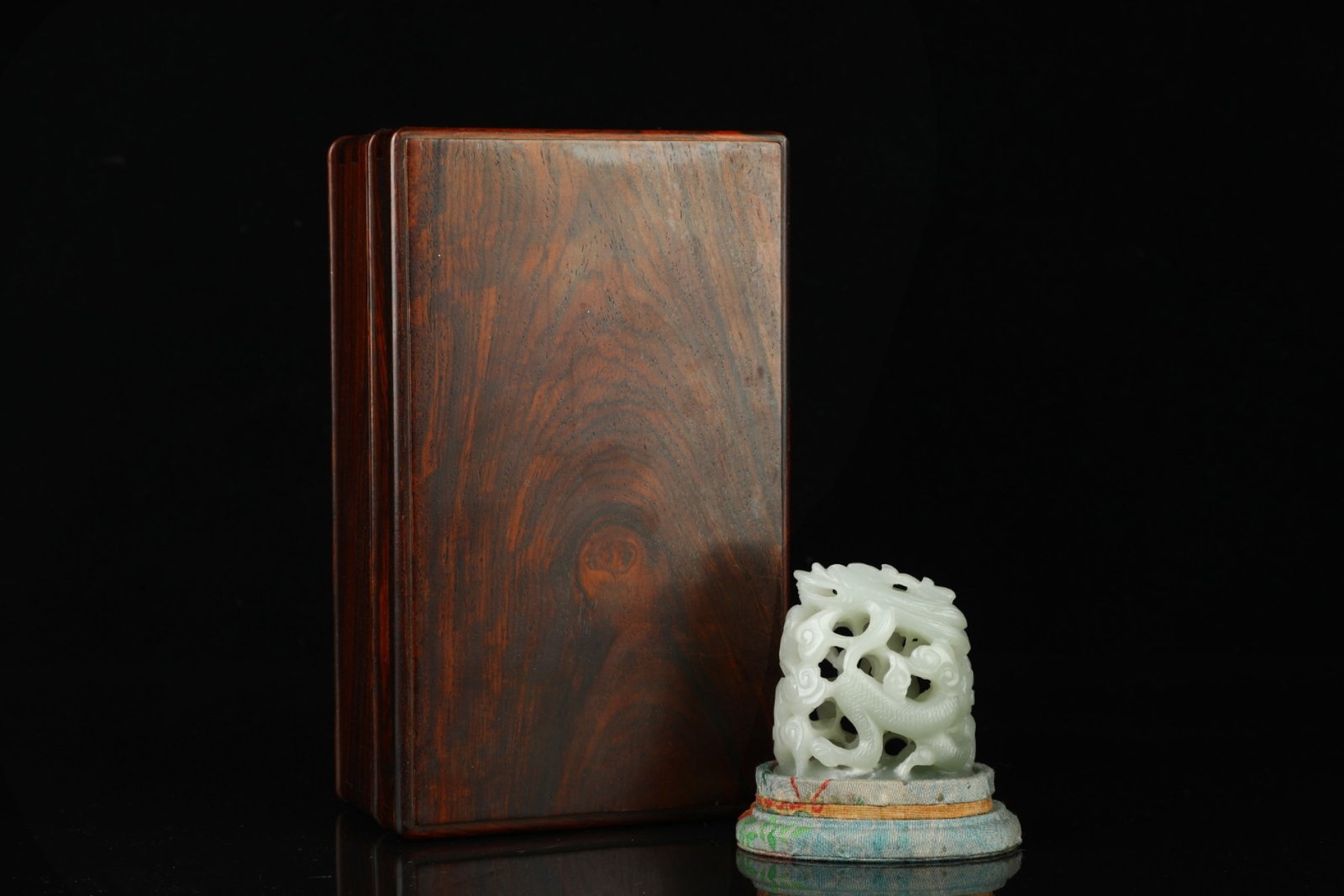 An Exquisite White Jade Dragon Pattern Ornament: An Exquisite White Jade Dragon Pattern Ornament,Qing Dynasty,China,Size:2.4inx2.2in,Weight:120g 白玉龙纹摆件,中国清代