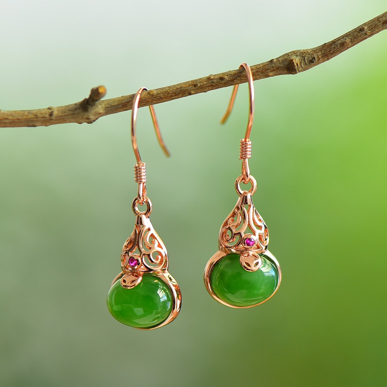 A Pair of Exquisite Sterling Silver-Gold Plated Inlaid Jasper Earrings: A Pair of Exquisite Sterling Silver-Gold Plated Inlaid Jasper Earrings 一对纯银镀金镶碧玉耳环