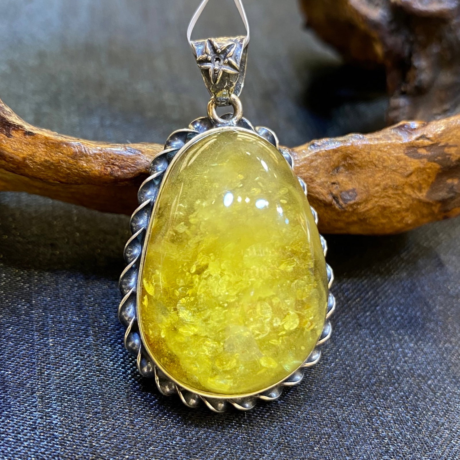 An Exquisite Beeswax Inlaid Silver Necklace: An Exquisite Beeswax Inlaid Silver Necklace,Size:1.1in,Weight:10.6g 蜜蜡镶银项链