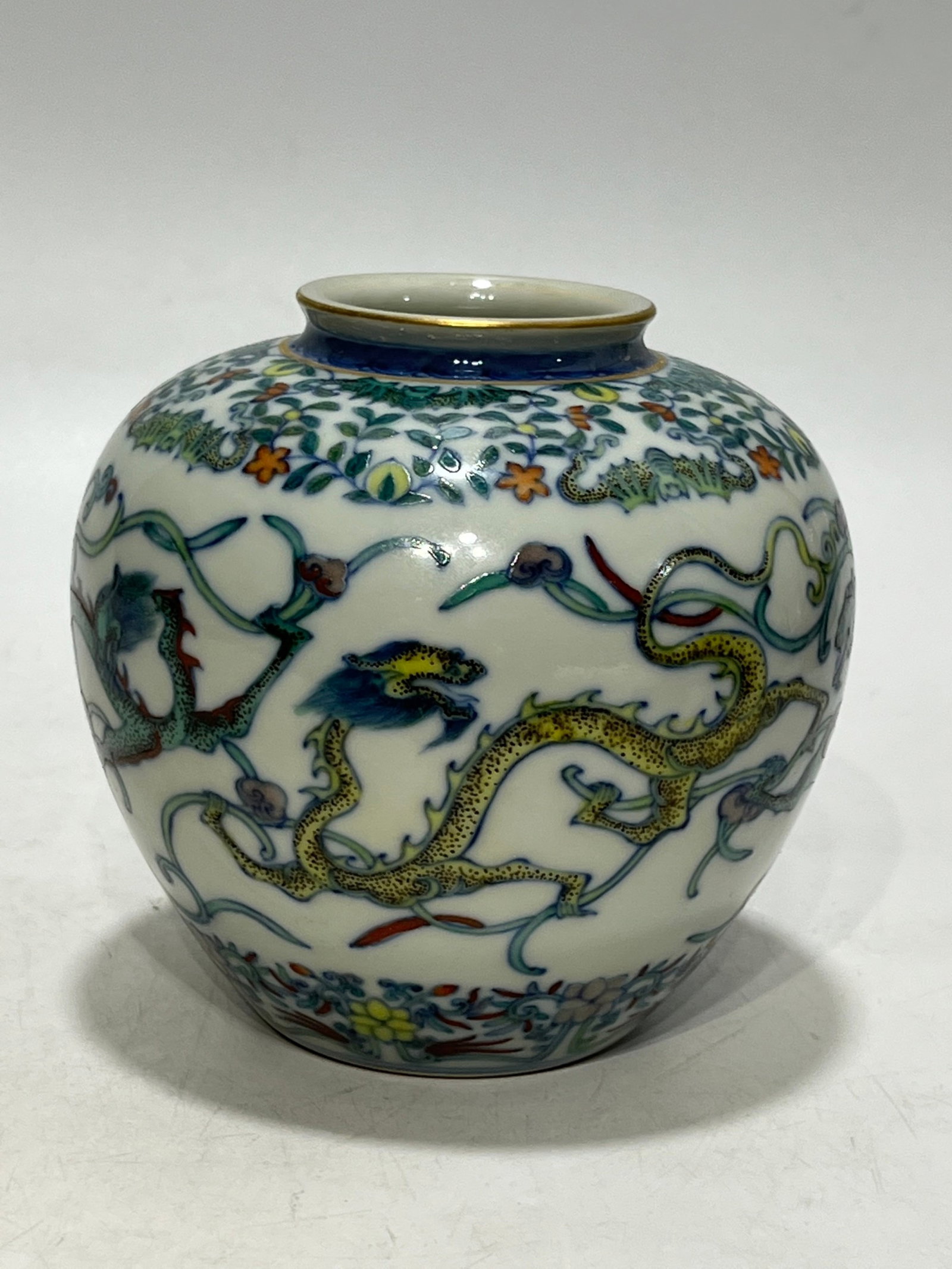 An Exquisite Blue and White Wucai Flower and Dragon Pattern Jar: An Exquisite Blue and White Wucai Flower and Dragon Pattern Jar,Qing Dynasty,China,Size:4.8in 青花五彩花卉龙纹罐,中国清代