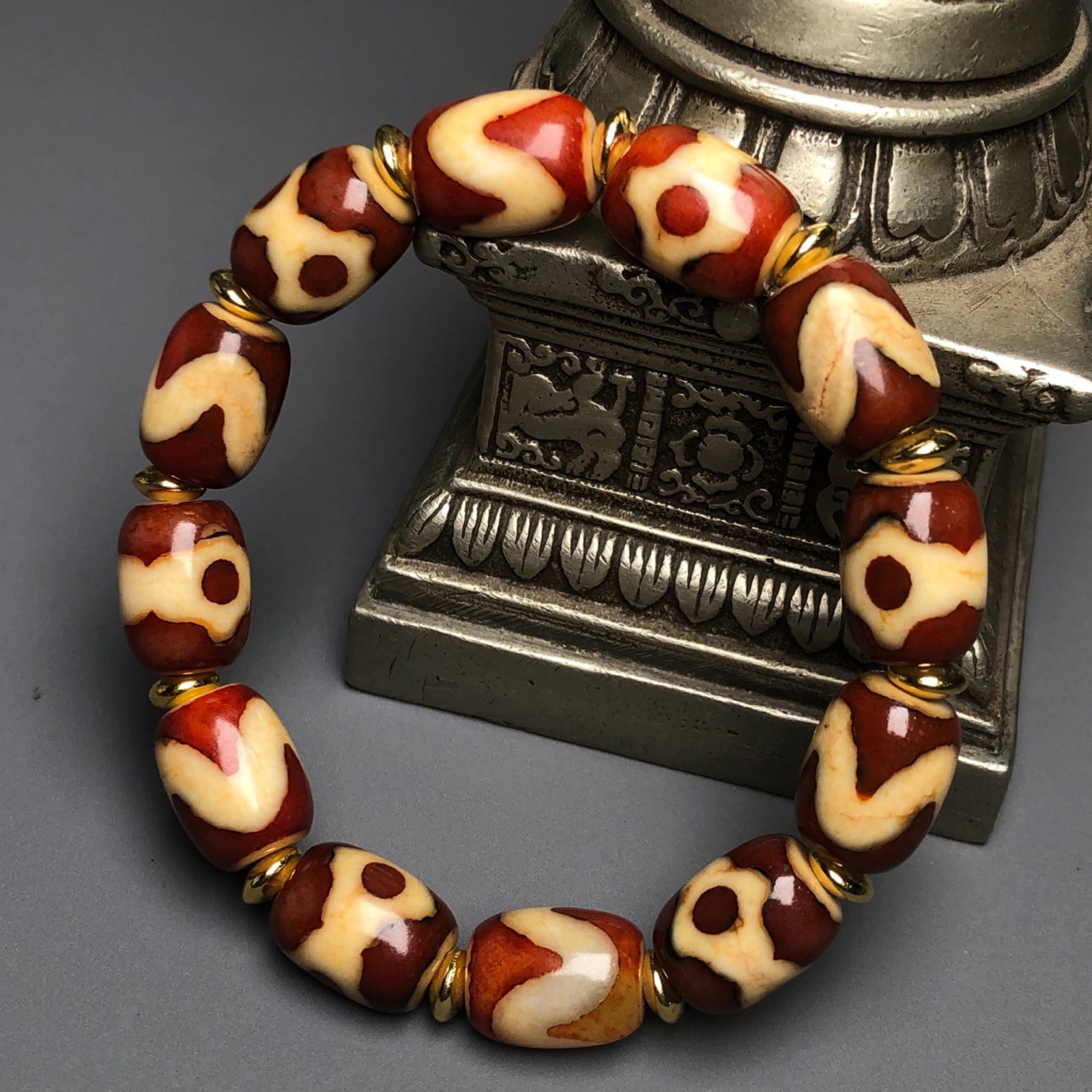 A Precious Dzi Bead Bracelets: A Precious Dzi Bead Bracelets,Size:0.6inx0.4in*12 天珠手串