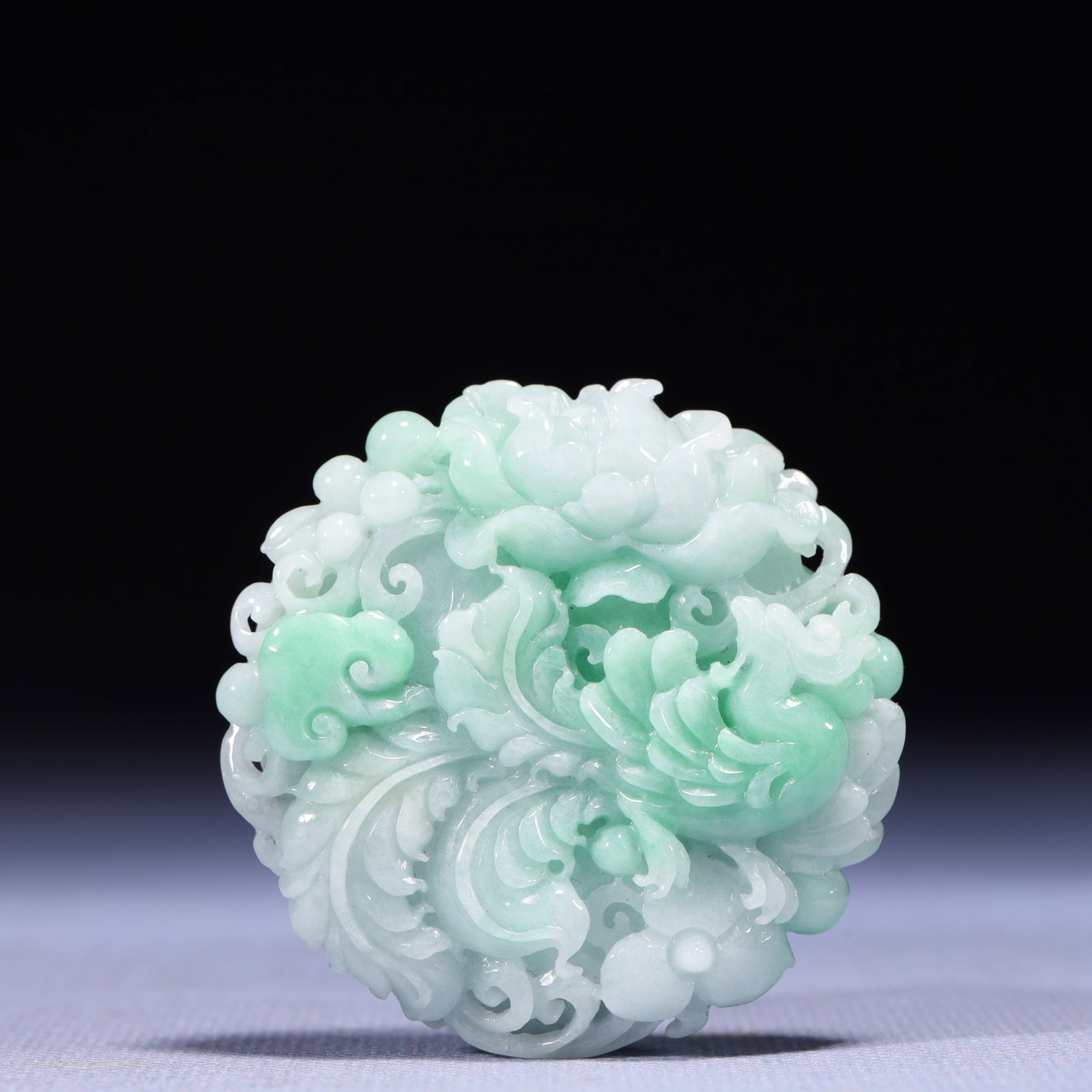 An Exquisite Jadeite Phoenix Pattern Pendant: An Exquisite Jadeite Phoenix Pattern Pendant,Qing Dynasty,China,Size:2.2inx0.4in,Weight:72g 翡翠凤纹挂件,中国清代
