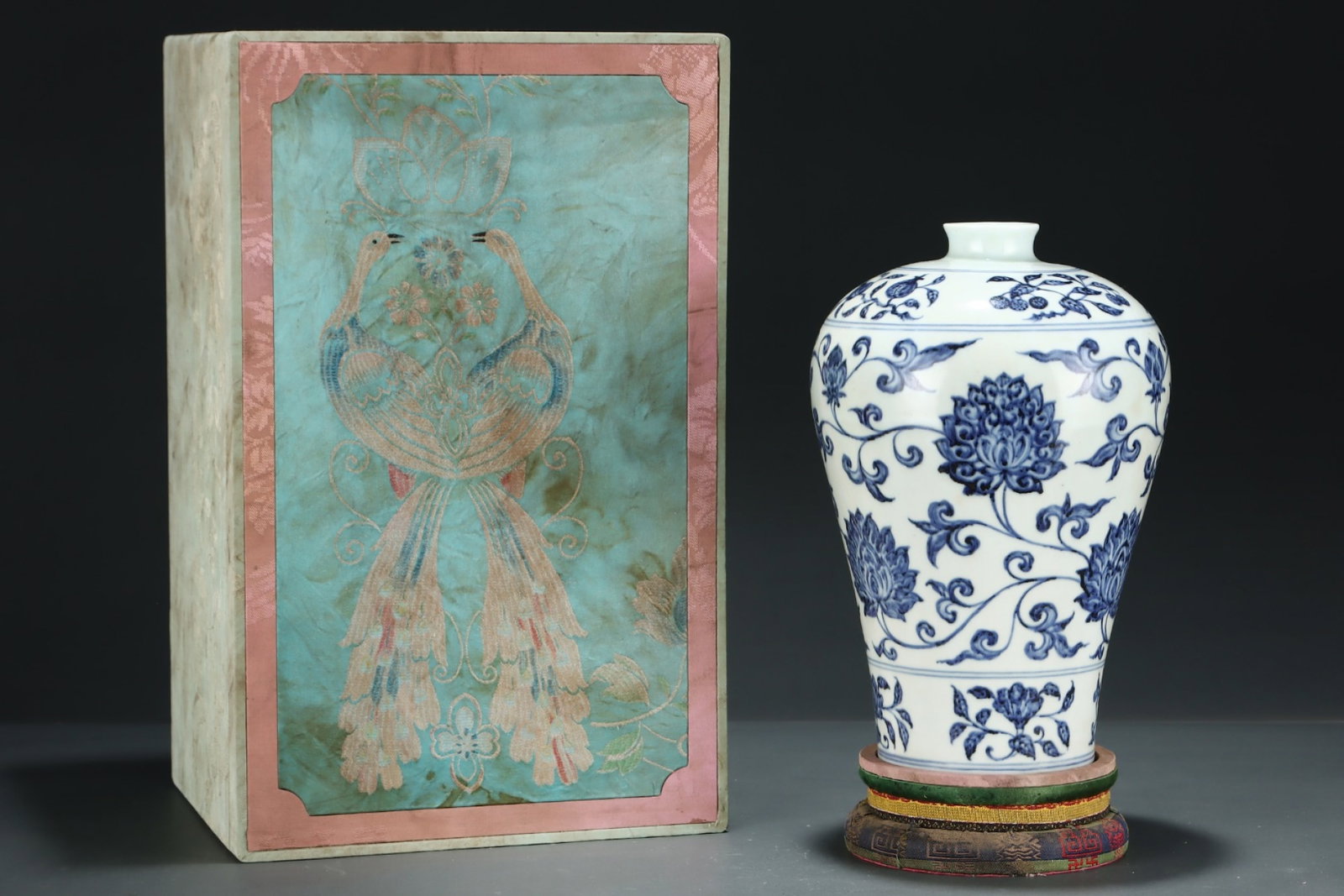 An Exquisite Chai yao Blue and White Lotus Pattern Vase: An Exquisite Chai yao Blue and White Lotus Pattern Vase,Ming Dynasty,China,Size:11inx7.3in 柴窑青花缠枝莲纹瓶,中国明代