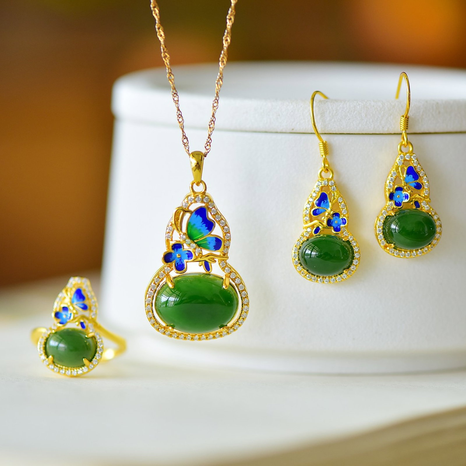 A Set of Fine Sterling Silver-Gold Plated Inlaid Jasper Jewelrys: A Set of Fine Sterling Silver-Gold Plated Inlaid Jasper Jewelrys 一套纯银镀金镶碧玉首饰