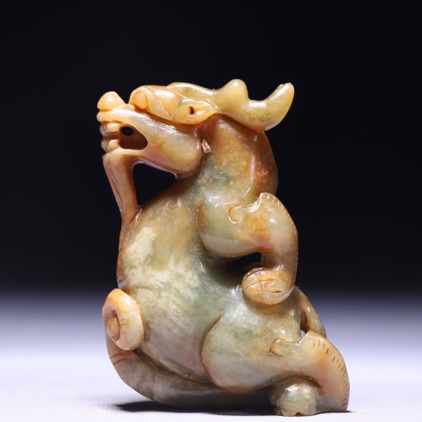 An Exquisite White Jade Beast Ornament: An Exquisite White Jade Beast Ornament,Qing Dynasty,China,Size:2inx1.6inx3.3in,Weight:201g 白玉兽摆件,中国清代