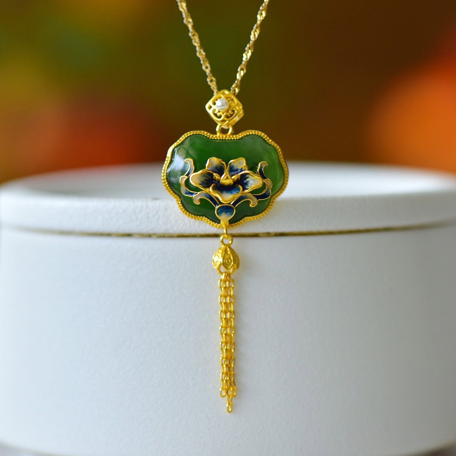 An Exquisite Sterling Silver Inlaid Jasper Flower Pattern Necklace: An Exquisite Sterling Silver Inlaid Jasper Flower Pattern Necklace,Size:0.6inx0.8in 纯银镶碧玉花卉纹项链