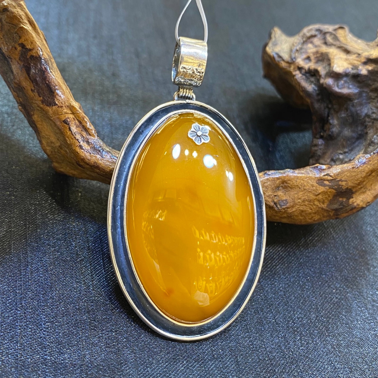 An Exquisite Beeswax Inlaid Silver Necklace: An Exquisite Beeswax Inlaid Silver Necklace,Size:1.4in,Weight:18g 蜜蜡镶银项链