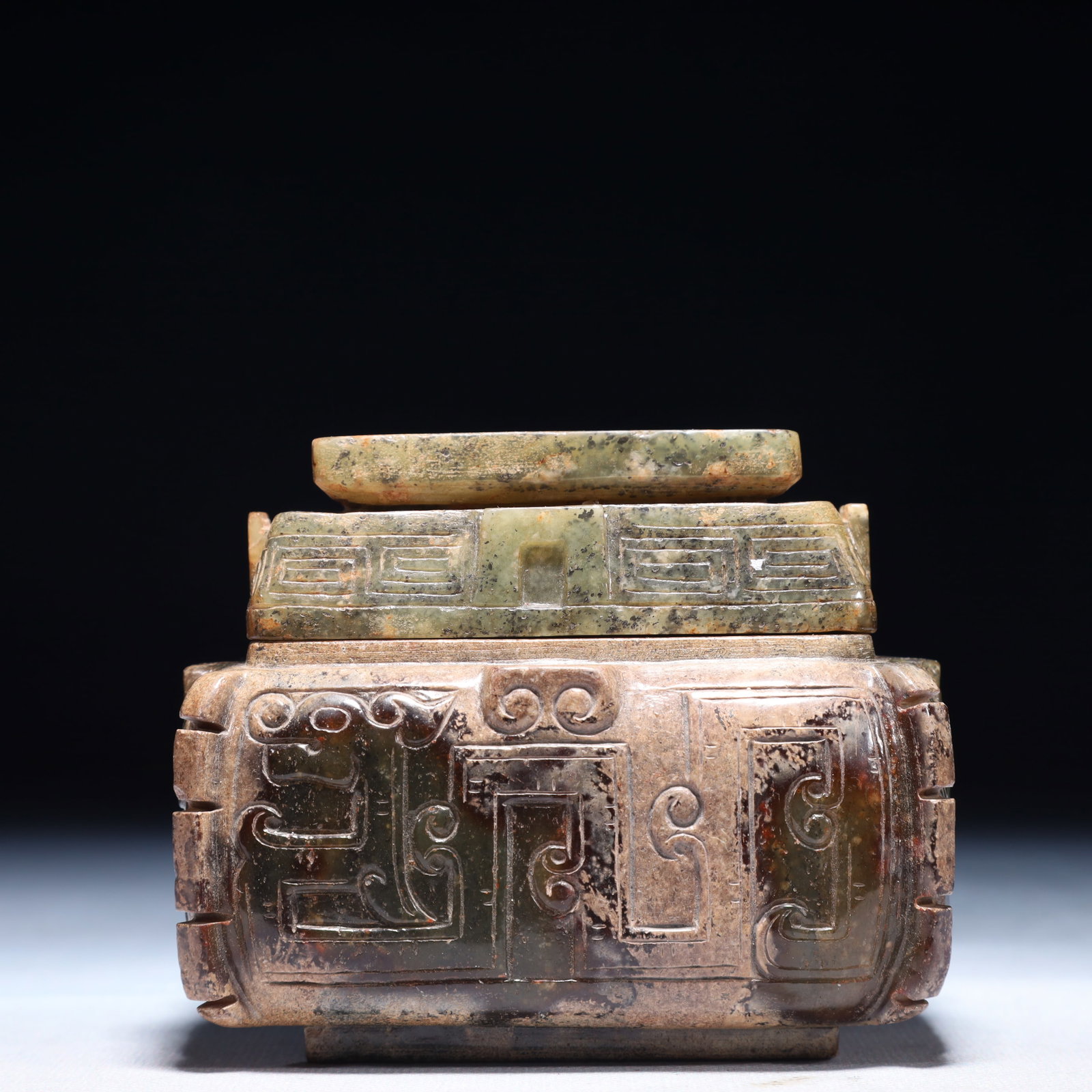An Exquisite Green Jade Chi-Dragon Pattern Jar with Cover: An Exquisite Green Jade Chi-Dragon Pattern Jar with Cover,Qing Dynasty,China,Size:3.9inx2.4inx3.1in,Weight:550g